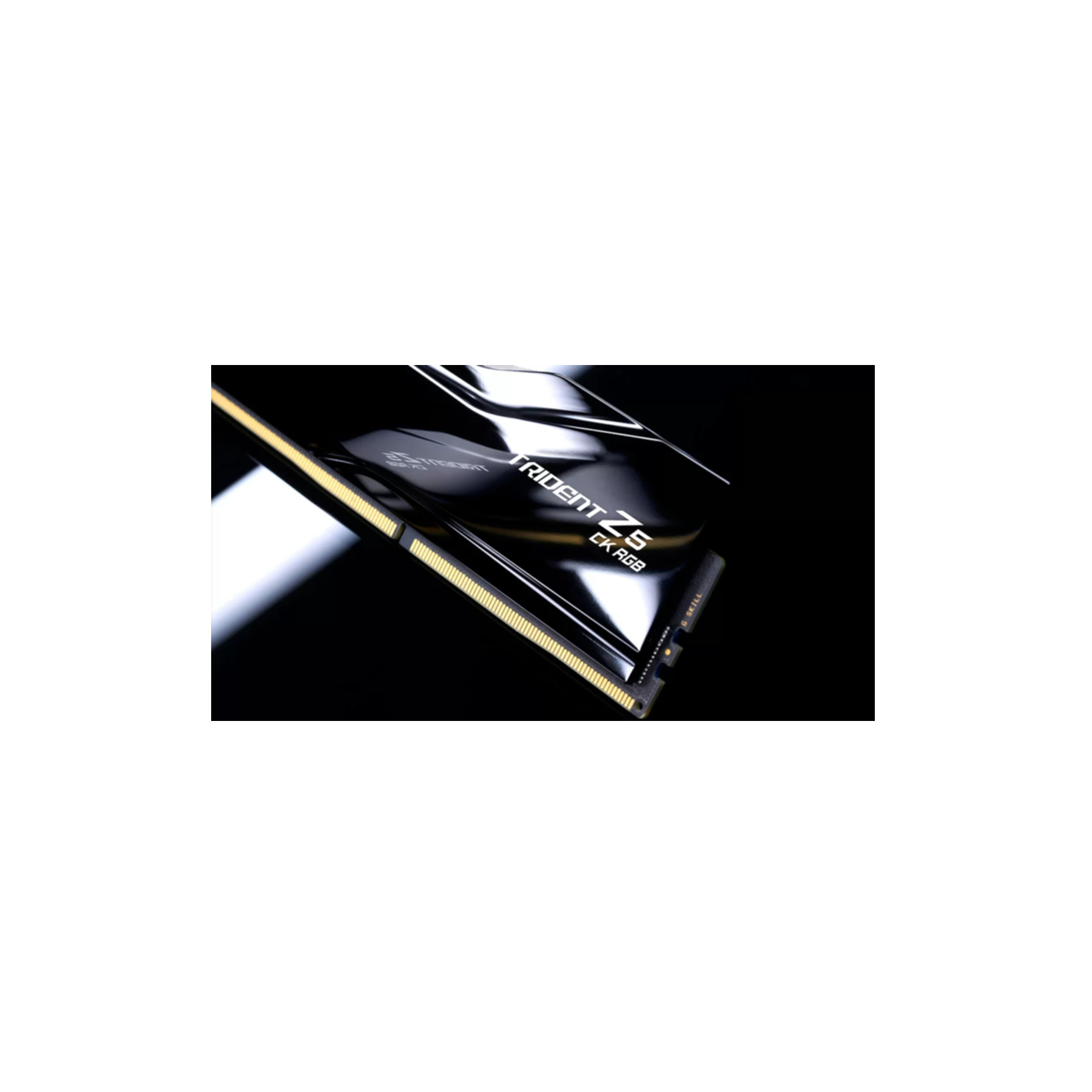 Zbliżenie czarnej kości RAM ze złotymi stykami. Widnieje napis "TRIDENT Z5 CK RGB" na czarnym tle.