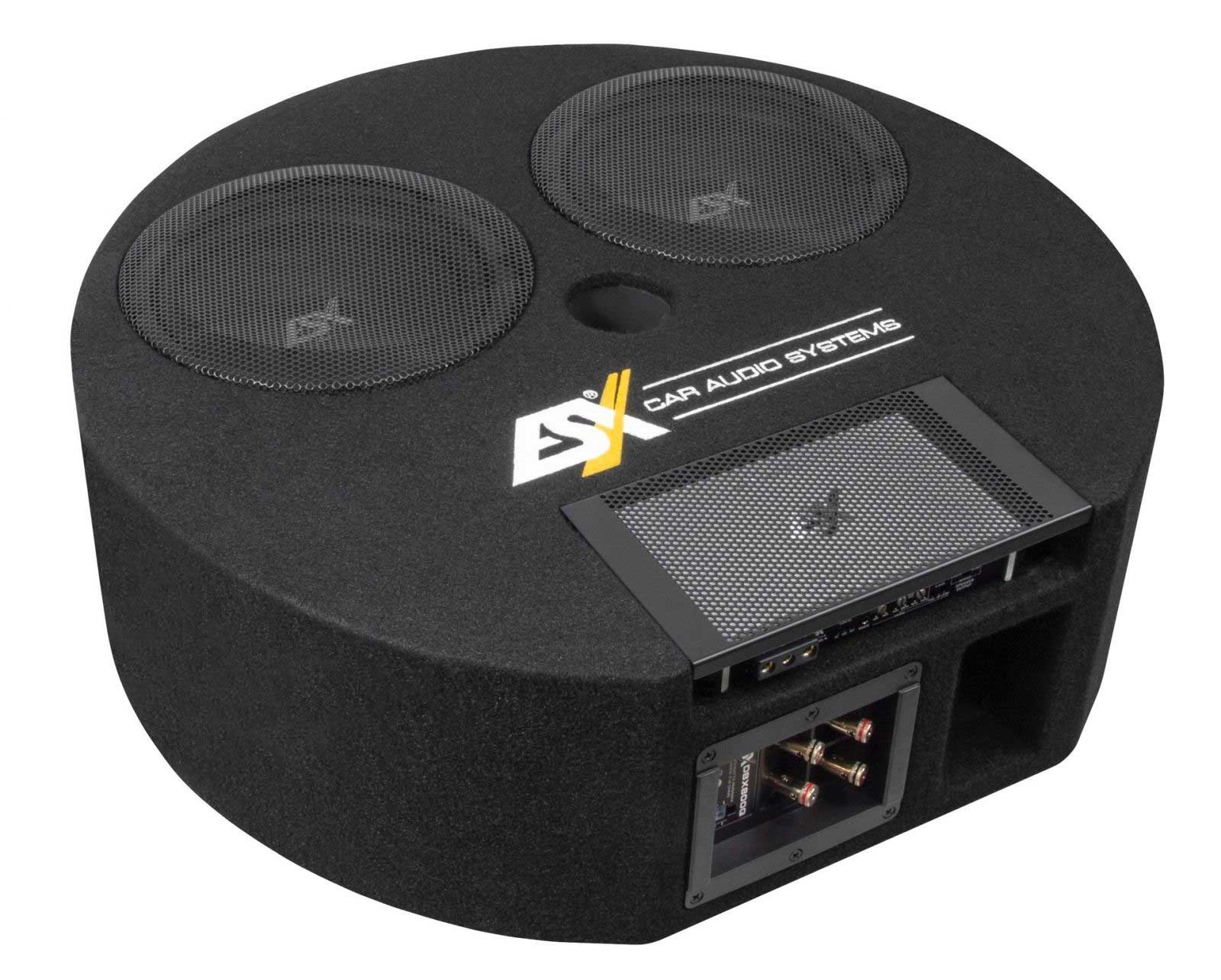 Schwarzer Auto-Subwoofer mit drei Lautsprechern und einem Metallgitter. Das Markenlogo ist sichtbar.