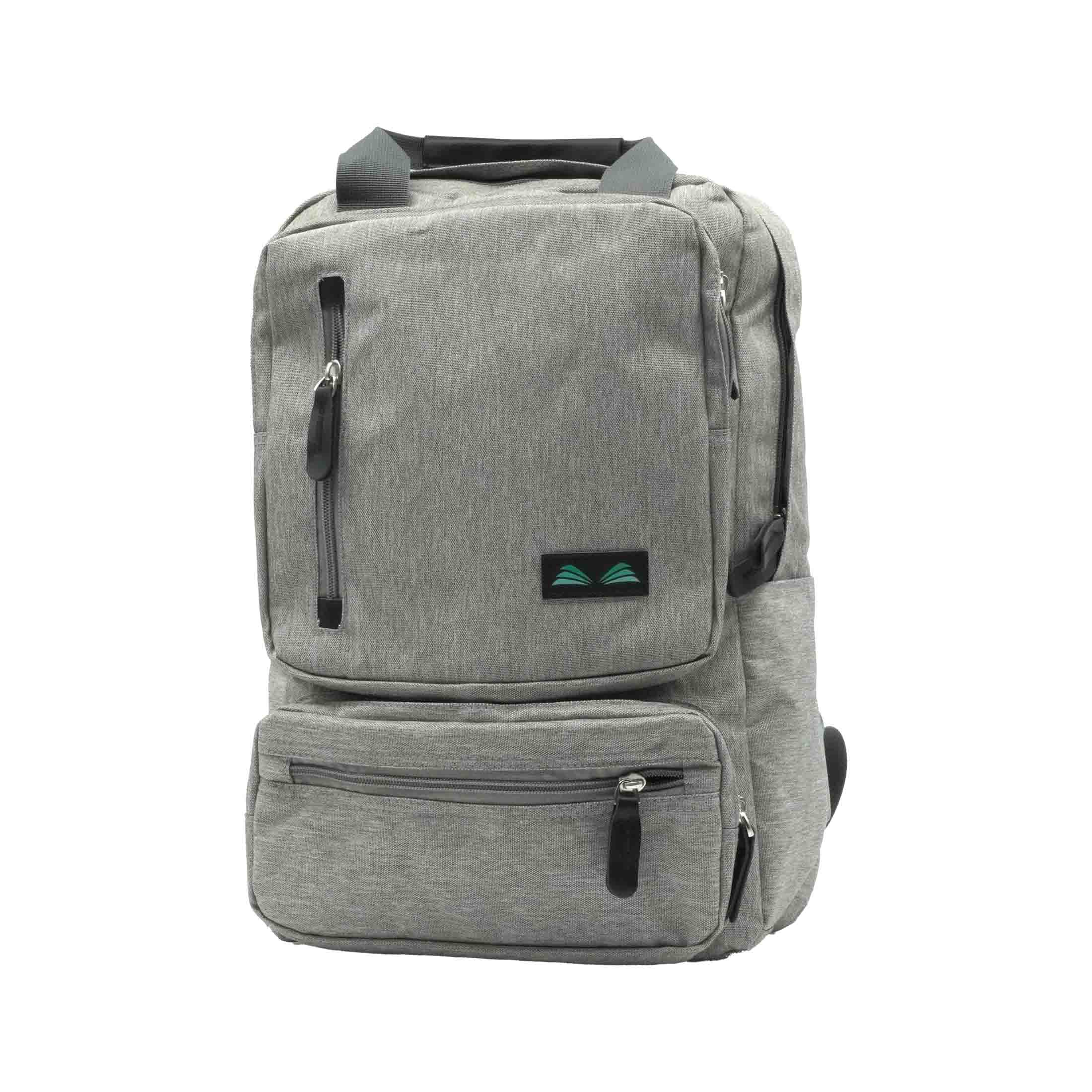 Ein grauer Rucksack mit mehreren Fächern und Reißverschlüssen, einem kleinen grünen Logo und einem Tragegriff.