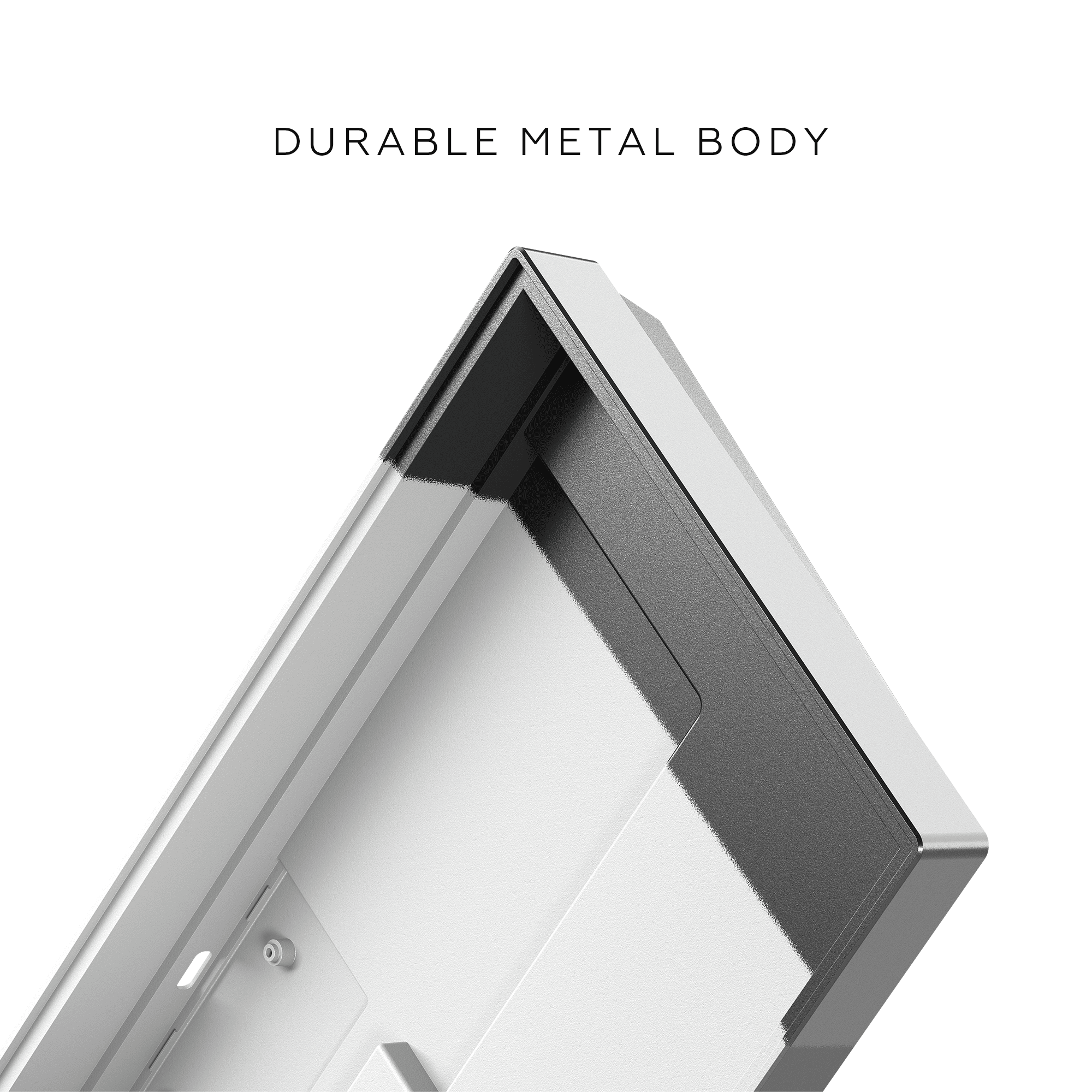 Nahaufnahme eines silbernen Metallkörpers mit schwarzem Innenraum. Die Worte „DURABLE METAL BODY“ stehen oben.