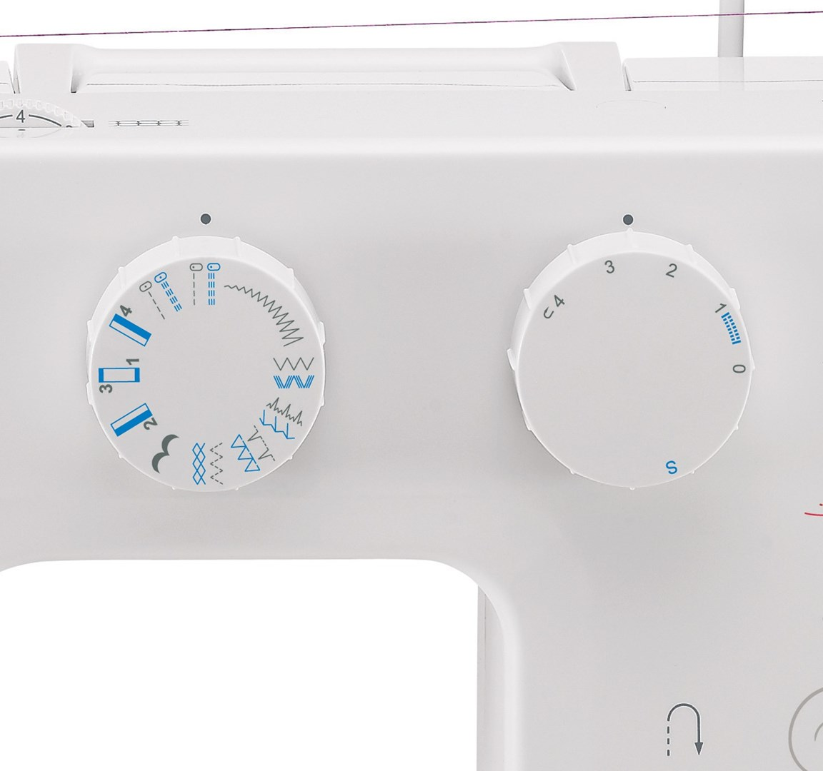 Zbliżenie białej maszyny do szycia. Dwa białe pokrętła z niebieskimi oznaczeniami i diagramami. Widoczna nić i inne szczegóły maszyny.