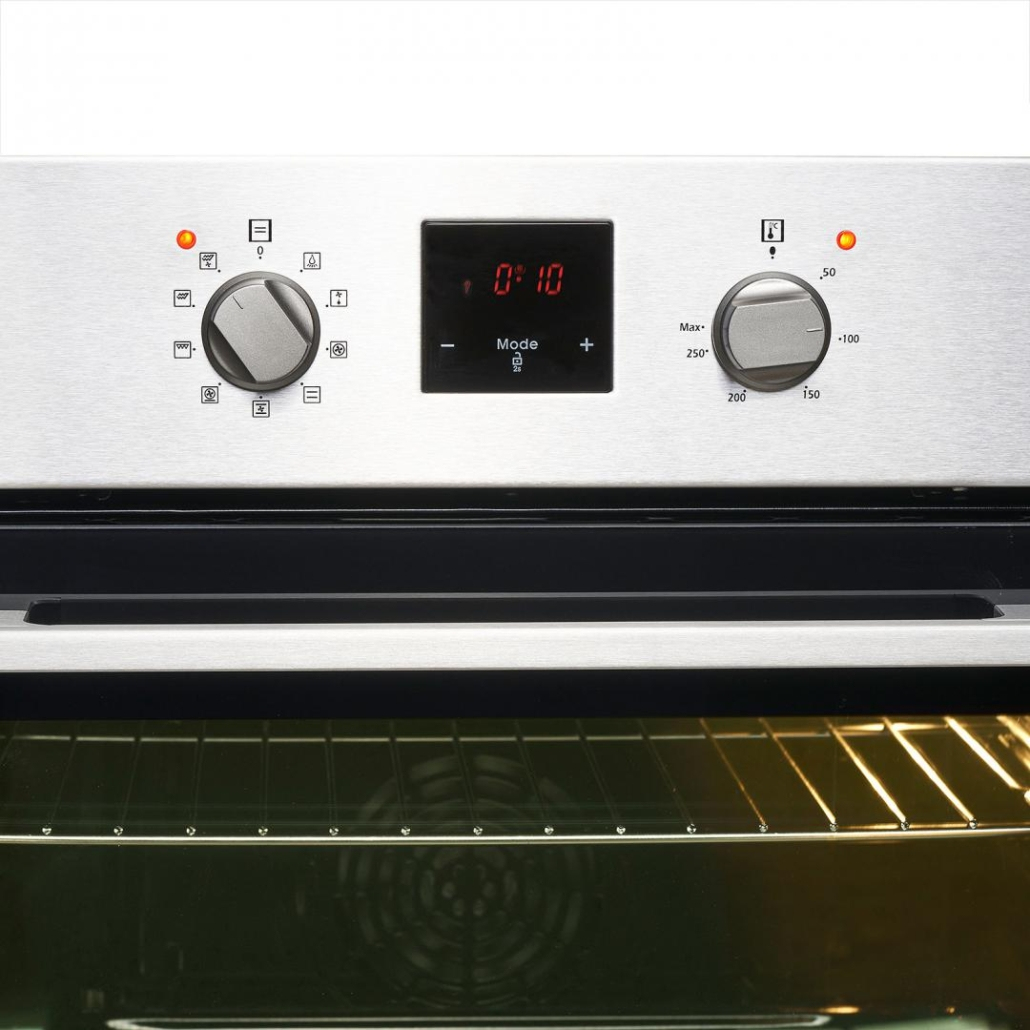 Ovendetail met digitale display 0:10. Knoppen bedienen instellingen, oveninterieur zichtbaar met rek en licht.