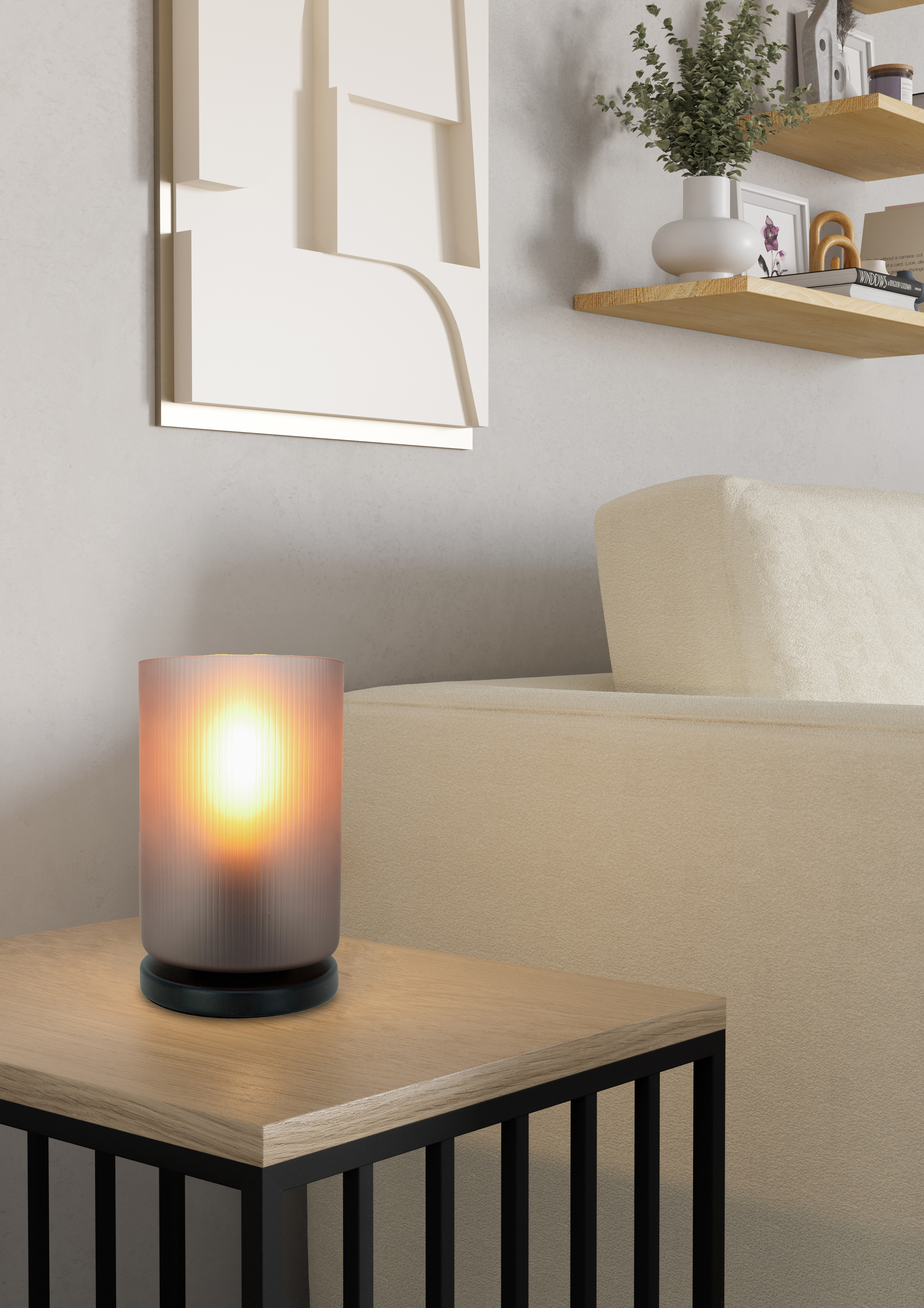 Una lampada accesa è su un tavolo. Lo sfondo include un divano, arte e mensole con oggetti.