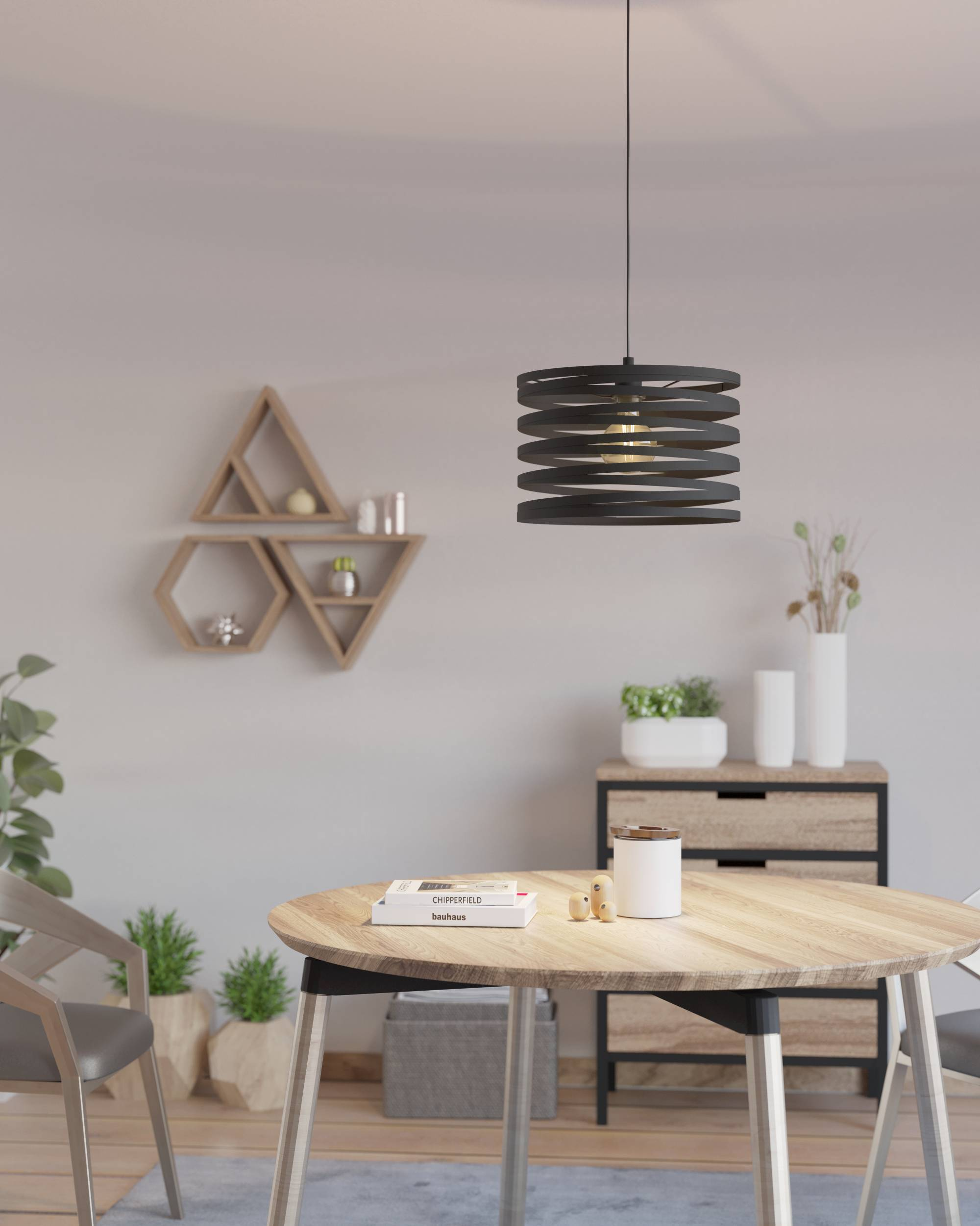 Esszimmer mit rundem Tisch, Pendelleuchte, Stühlen und Schrank mit Dekorationen.