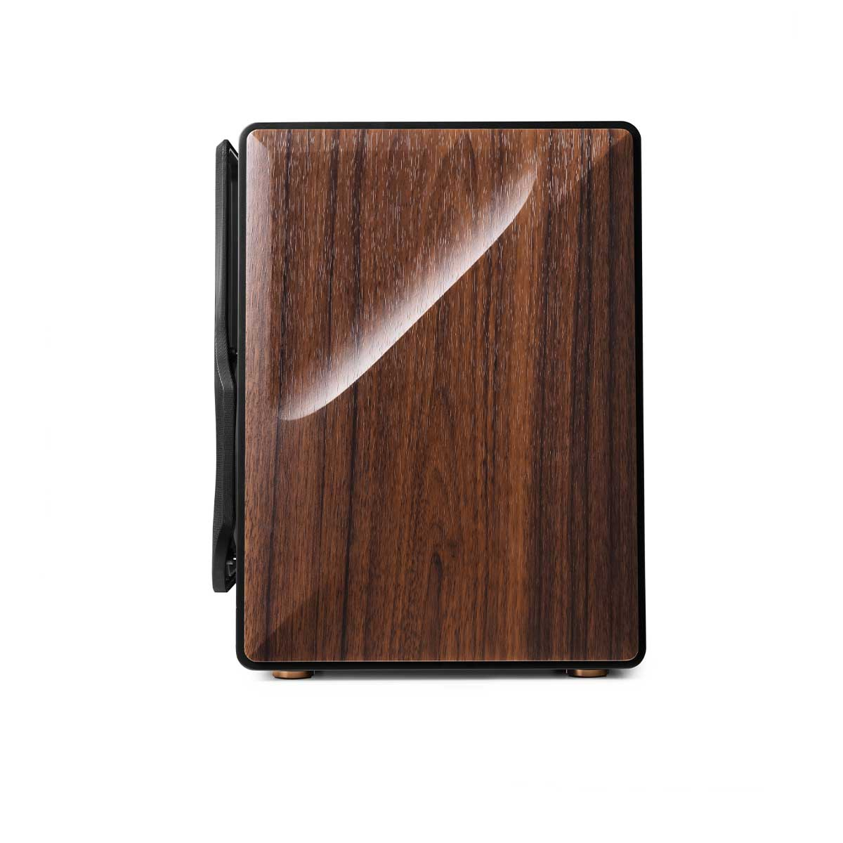 Drewniany głośnik z błyszczącym wykończeniem. Ma czarną ramę i stoi na małych złotych nóżkach. Tło jest białe.