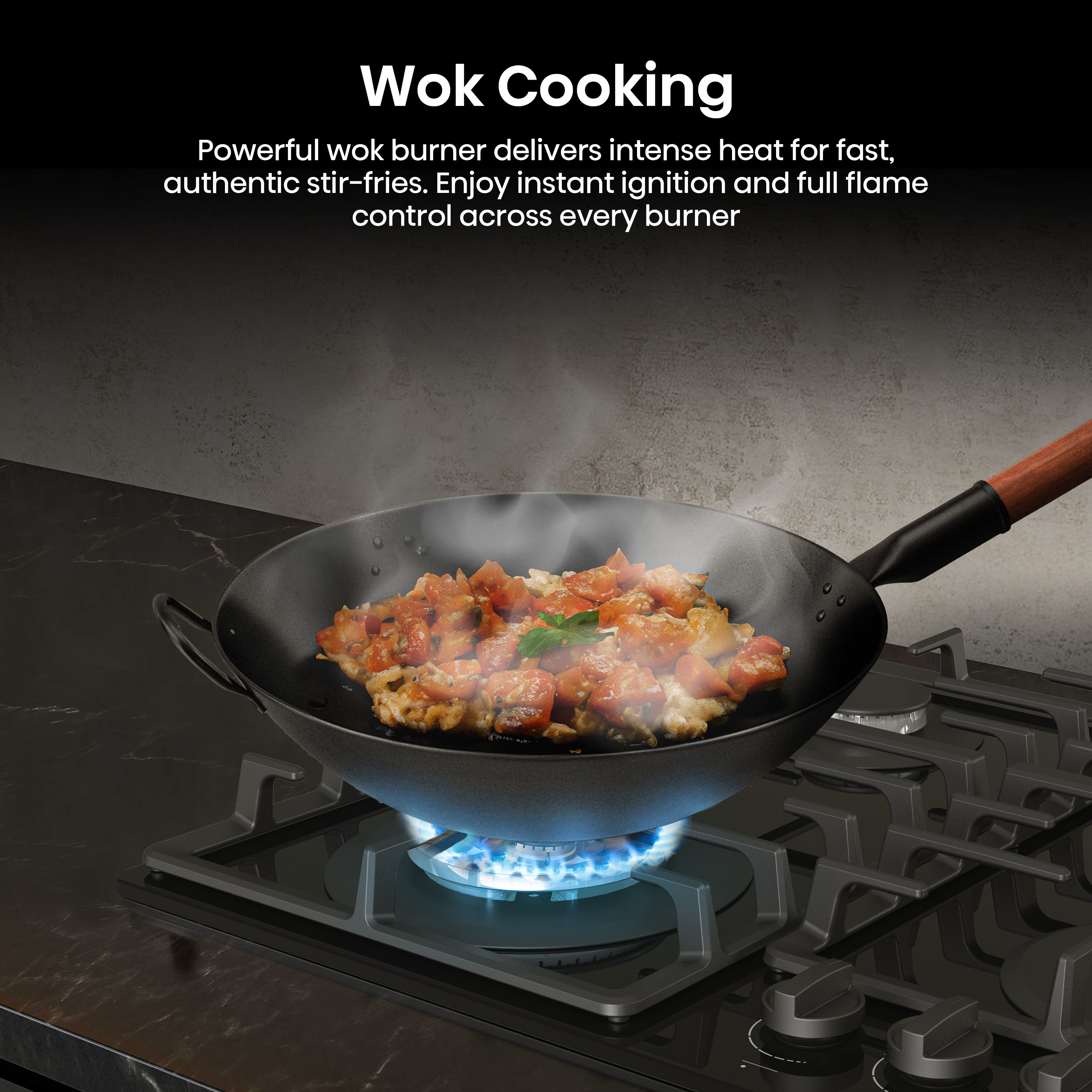 Un wok con cibo è su un fornello a gas acceso, che cucina. La scena è in un ambiente cucina.