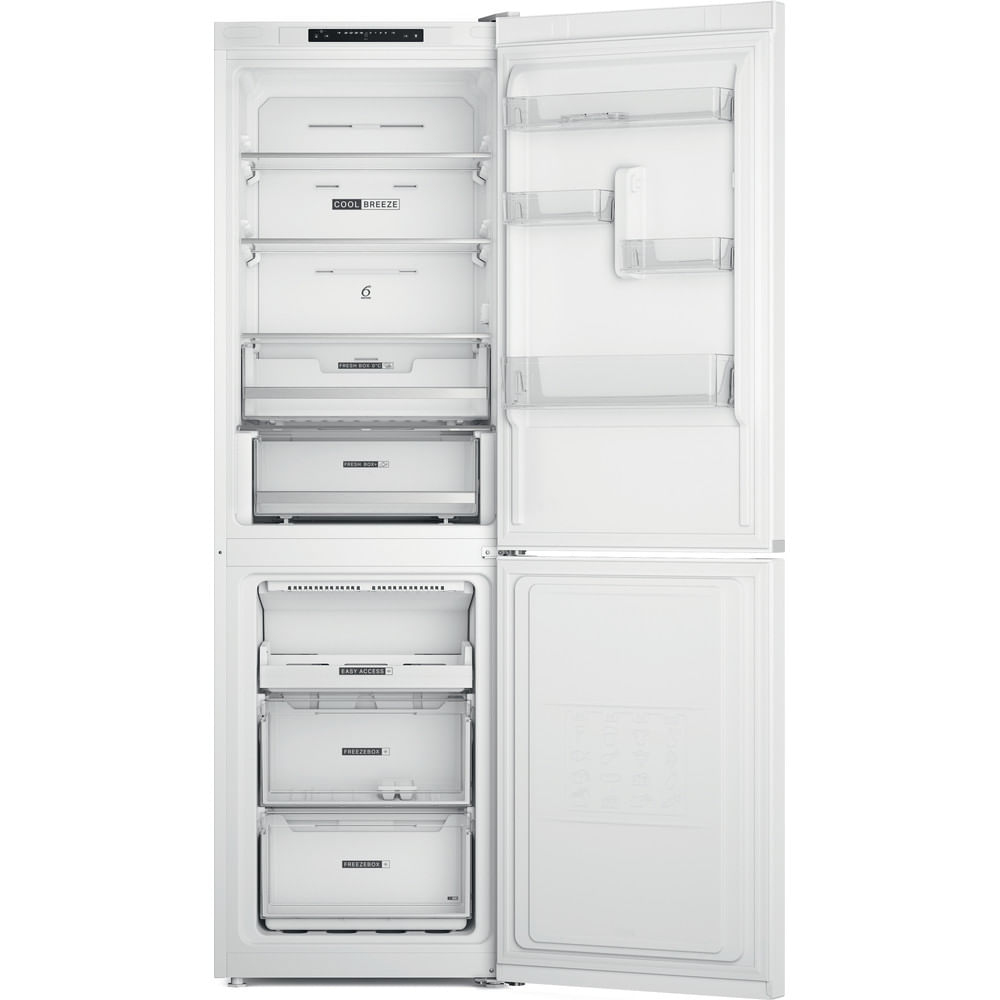 Een witte koelkast met open deuren, met binnenplanken en laden met de labels 'Cool Breeze', 'Fresh Box' en 'Freezer Box'.