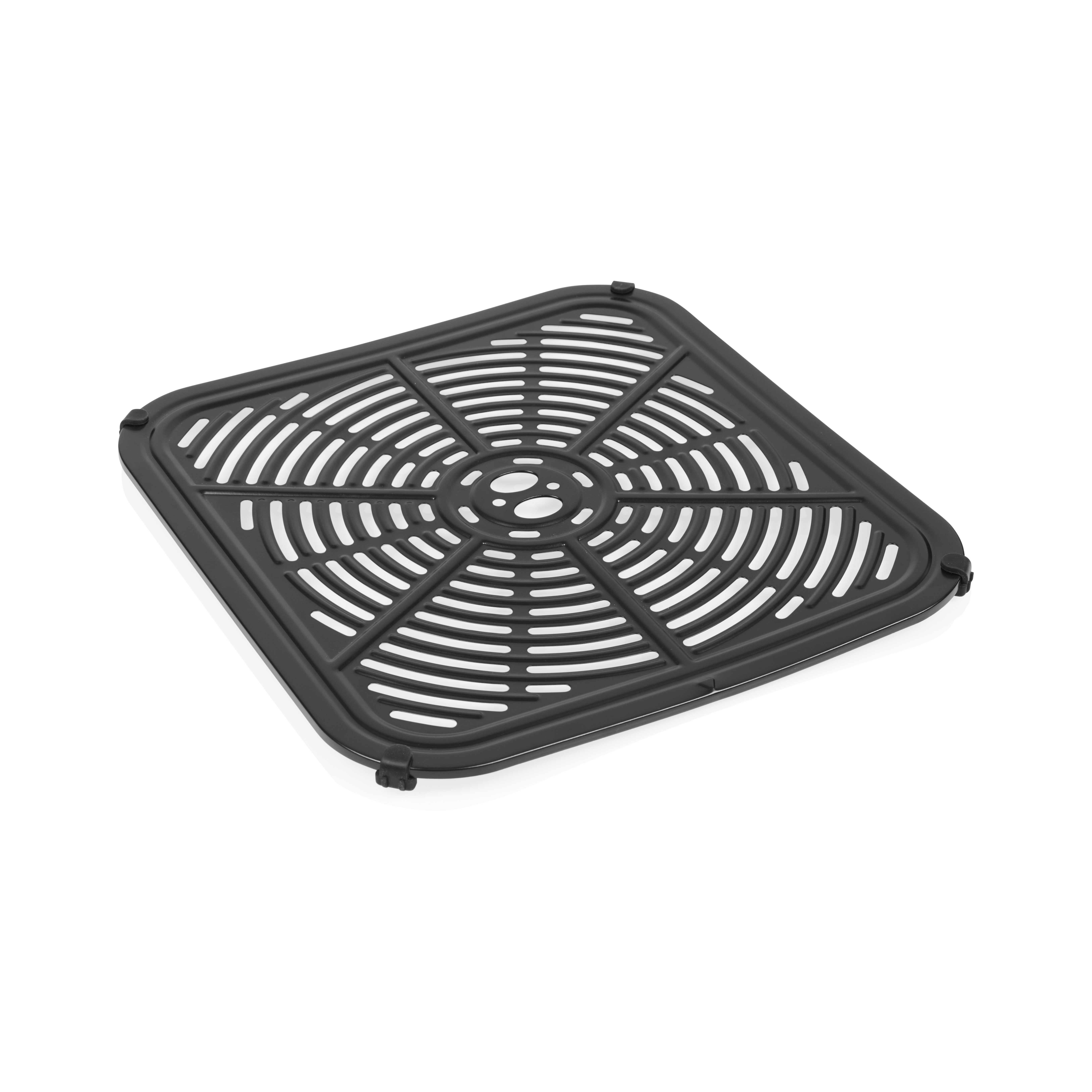 Een vierkante, zwarte airfryer-mand met gebogen sleuven, op een witte achtergrond.
