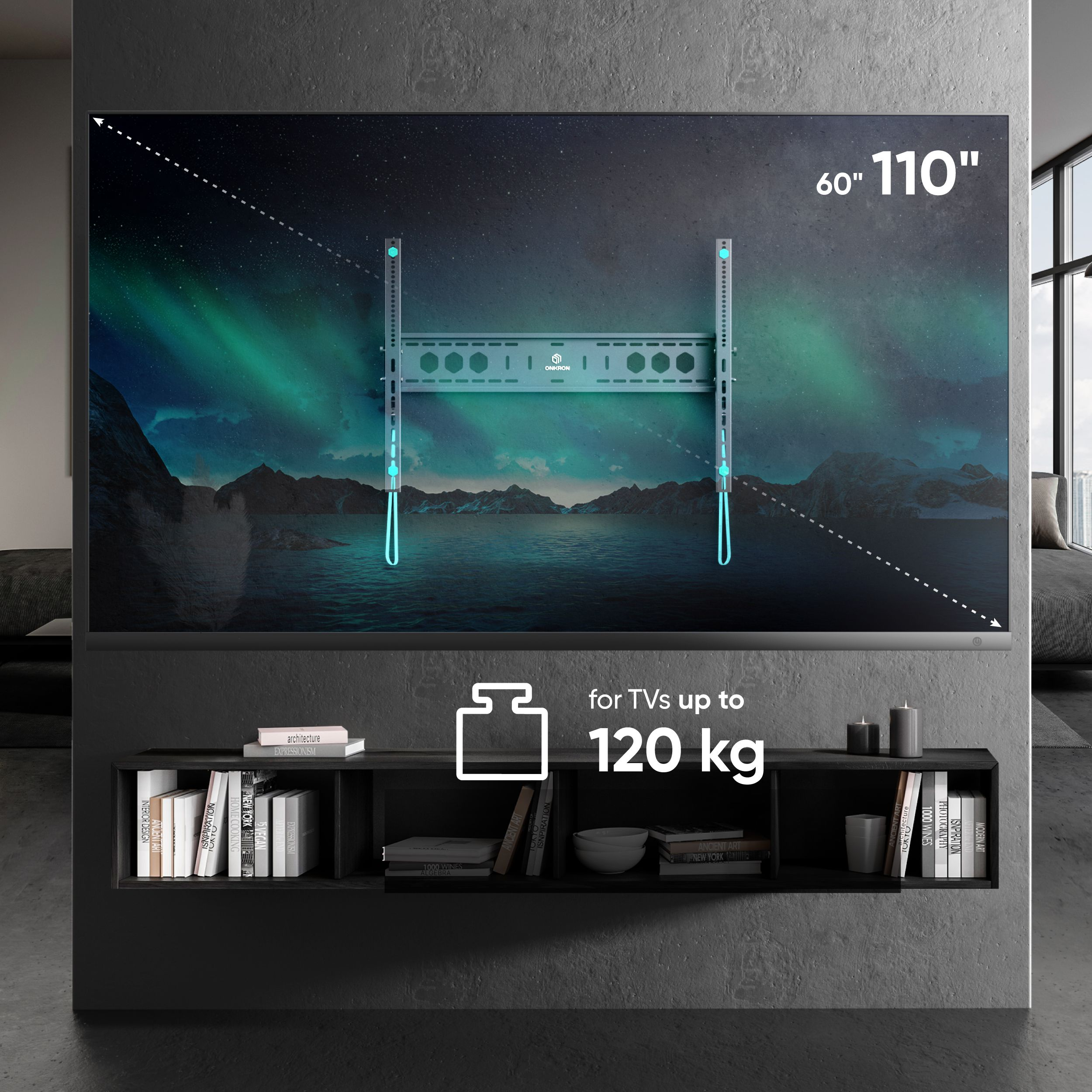 Telewizor z uchwytem ściennym, nad półką z książkami i dekoracjami. Telewizor wyświetla scenę nocną. Tekst: 60" 110".