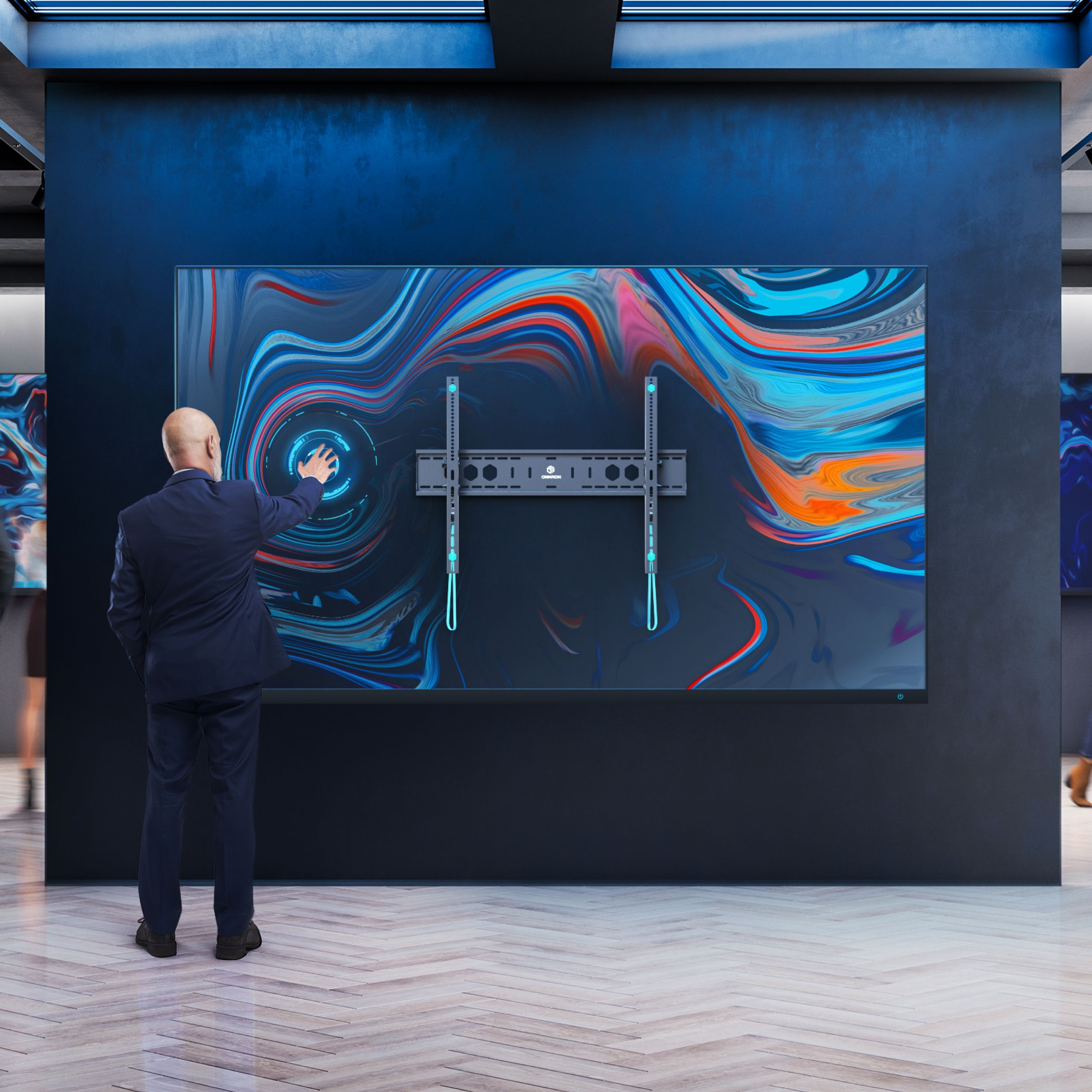 Mężczyzna w garniturze dotyka duży ekran z abstrakcyjną sztuką. Widoczny jest uchwyt TV.