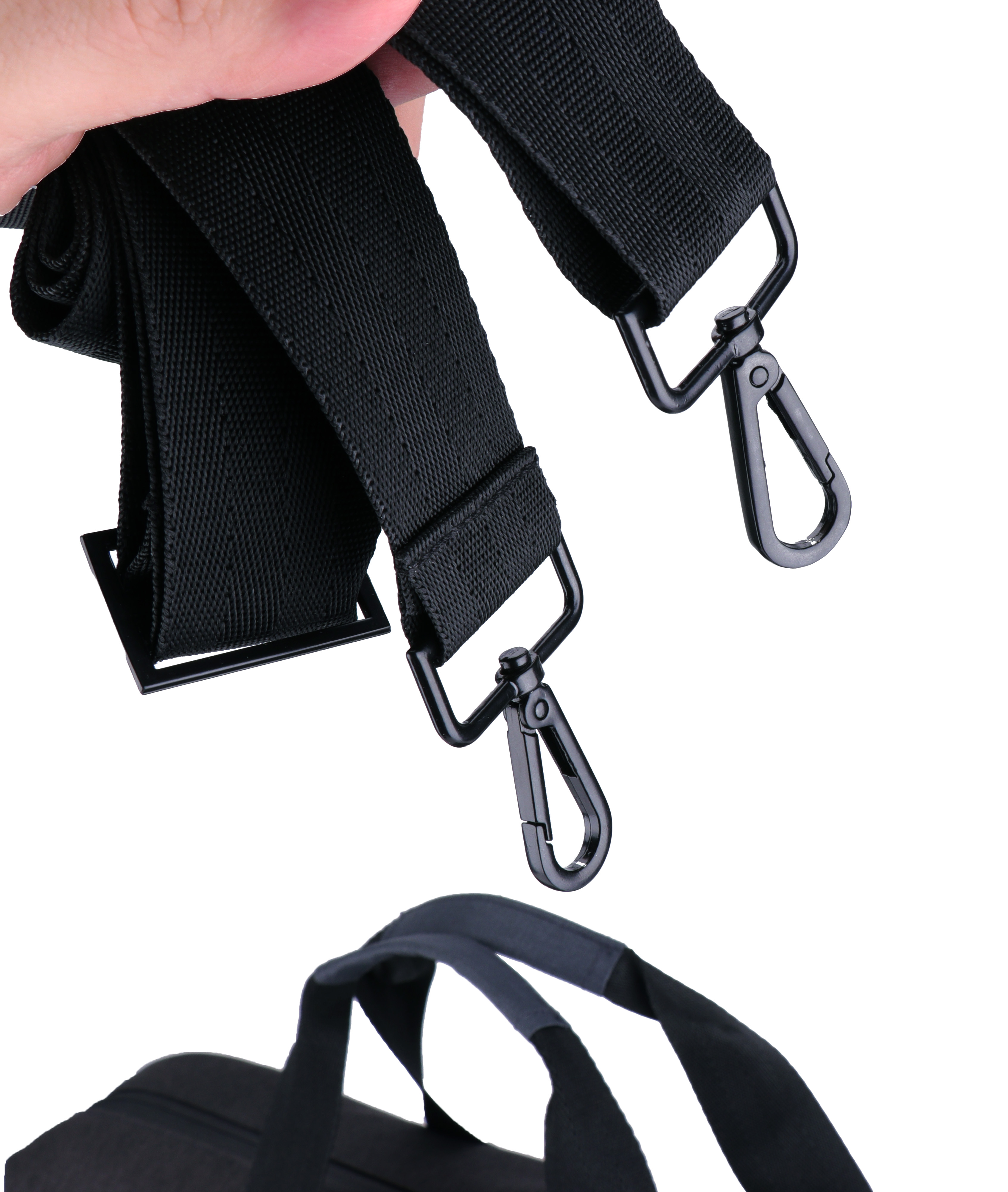 Una mano tiene una tracolla nera con clip. La tracolla è su sfondo bianco.