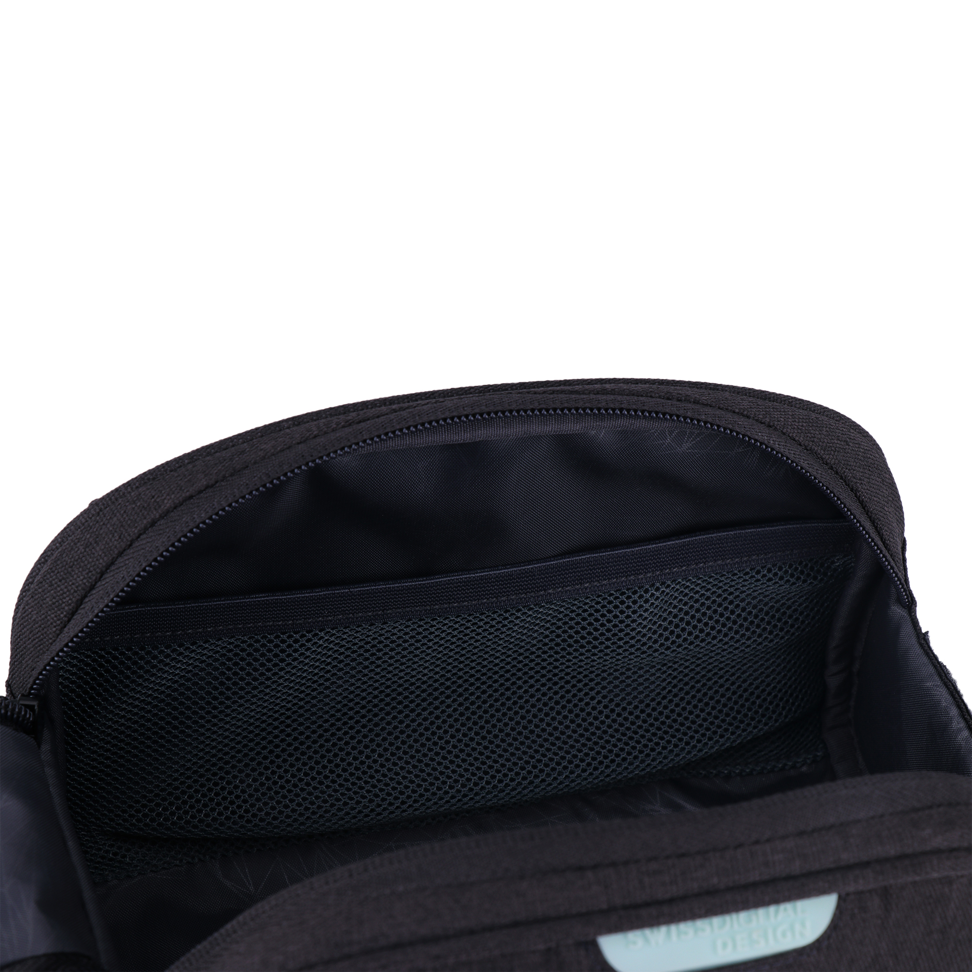 Borsa nera aperta con cerniera, che rivela una tasca a rete e un vano interno. Sfondo bianco.