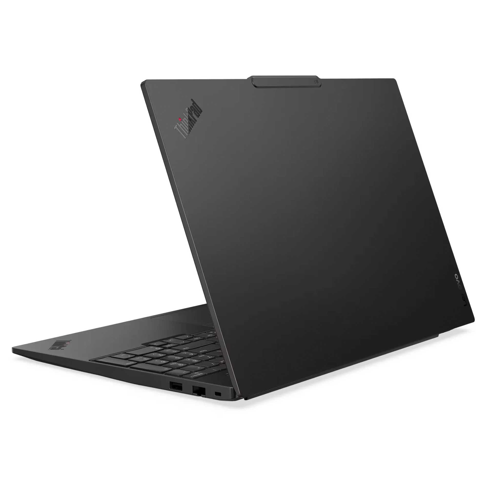 Siyah Lenovo Thinkpad dizüstü bilgisayar, açık. Klavye görünür. Beyaz arka plan.
