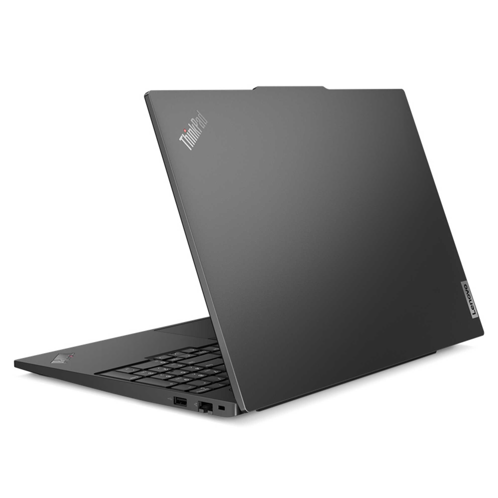 Koyu gri bir Lenovo ThinkPad dizüstü bilgisayar açık. Ekran yukarı doğru açılı. Klavye görünür. Beyaz arka plan.