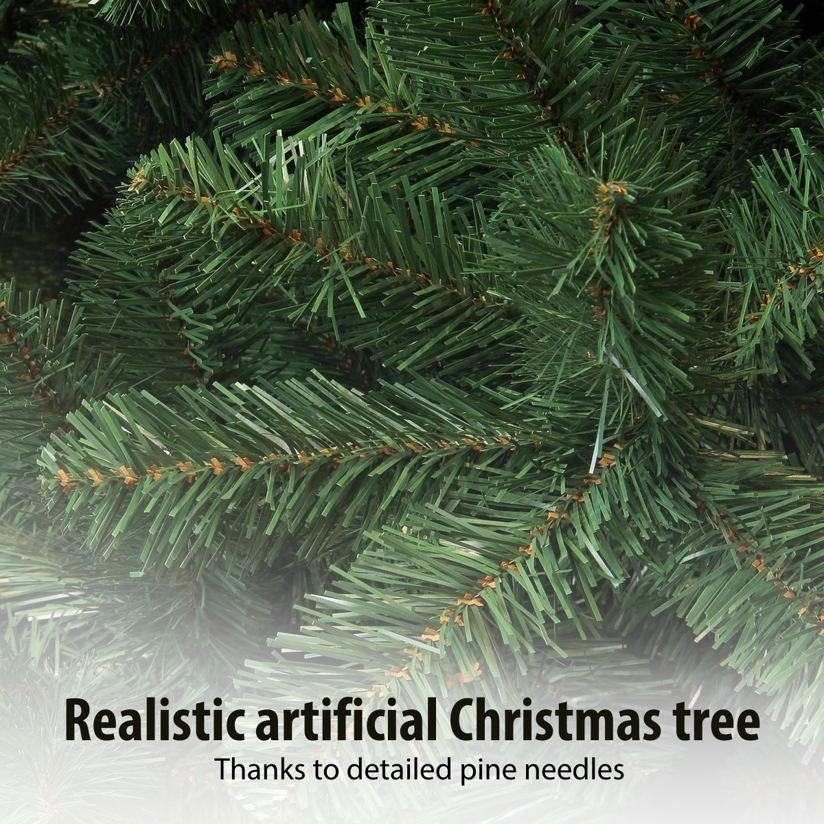Gros plan d'un sapin de Noël artificiel réaliste avec des aiguilles de pin vertes détaillées, suggérant un aspect naturel.