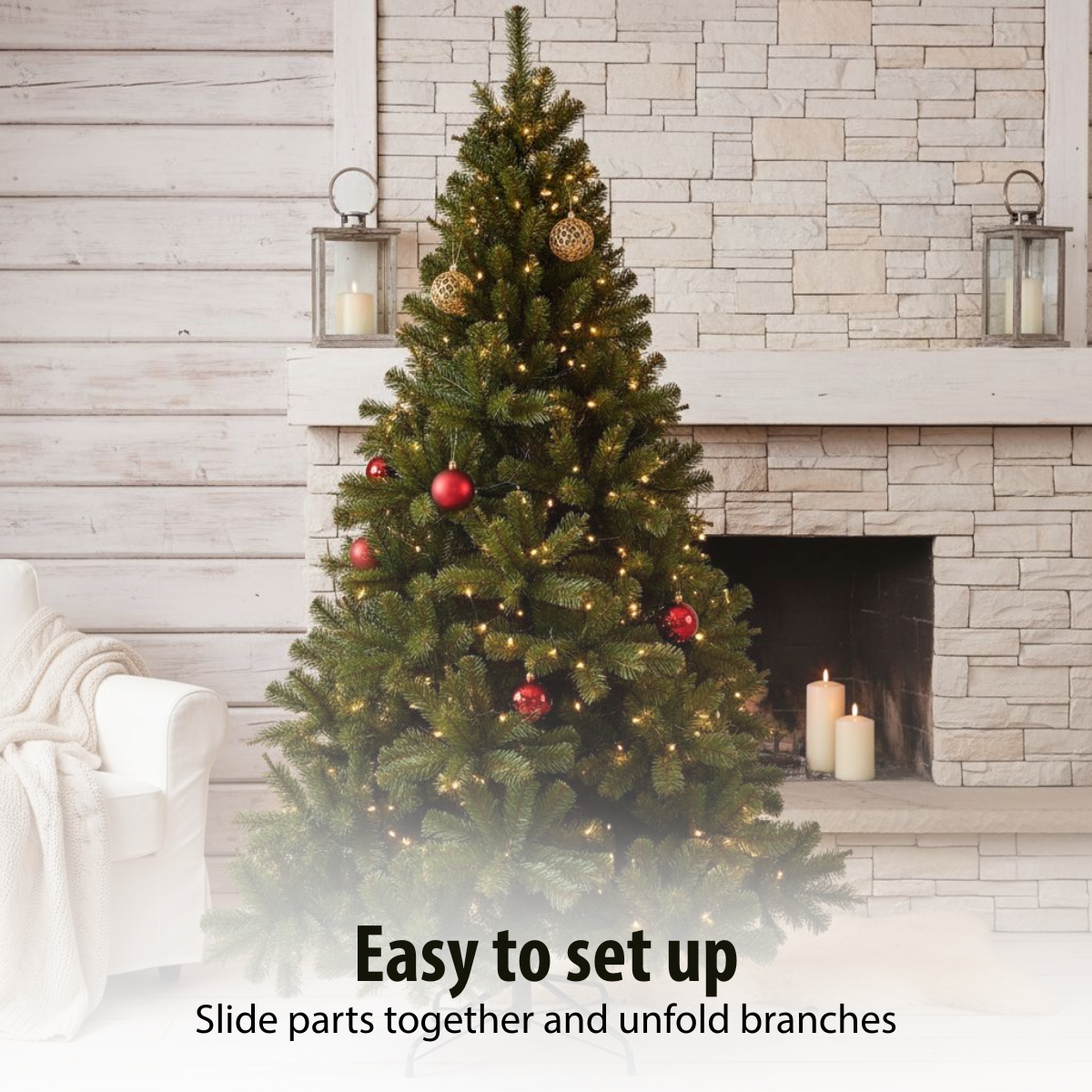 Un sapin de Noël décoré avec des ornements rouges et des lumières se dresse devant une cheminée, des bougies et une chaise blanche.