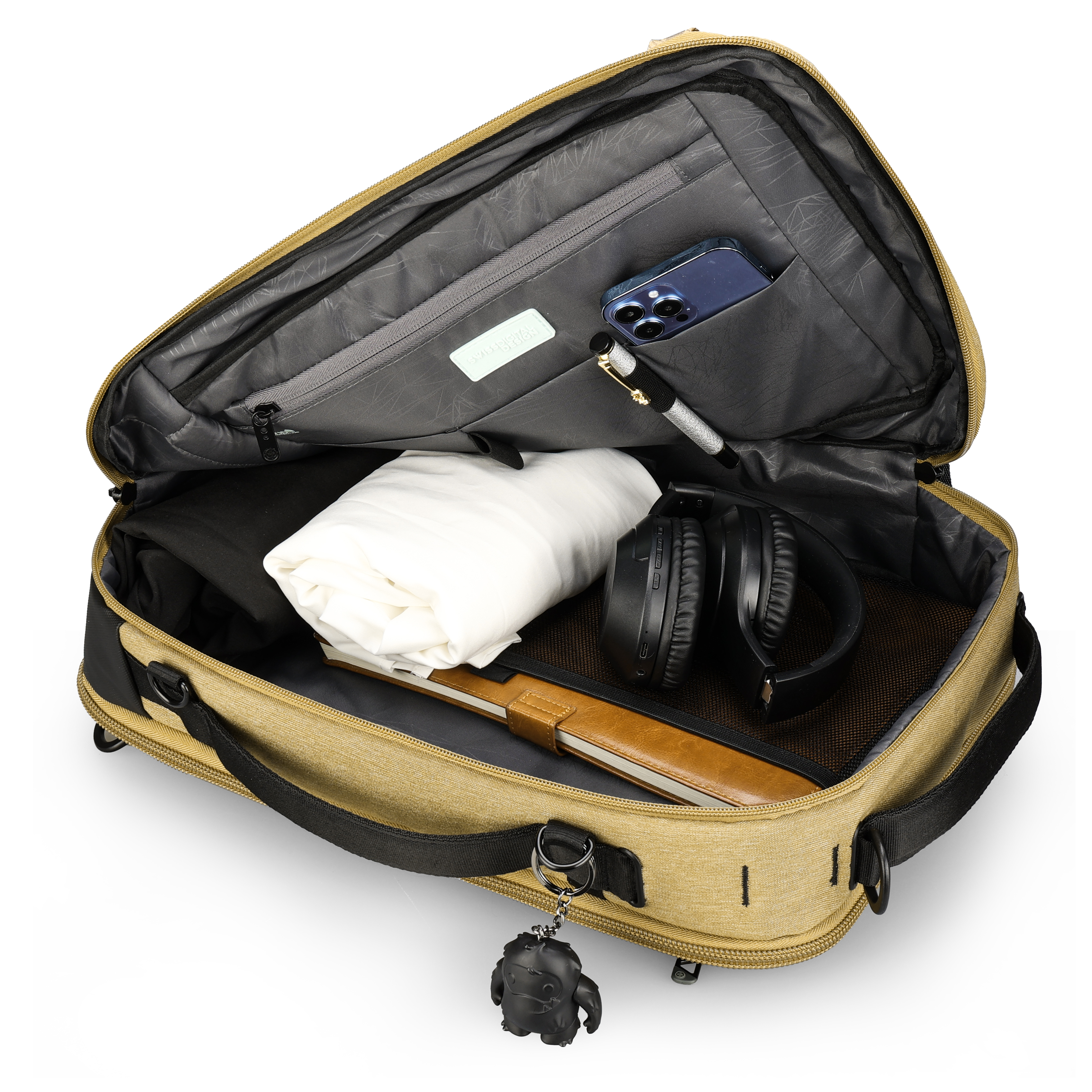 Borsa beige aperta con oggetti: telefono, penna, cuffie, taccuino e panno bianco piegato.