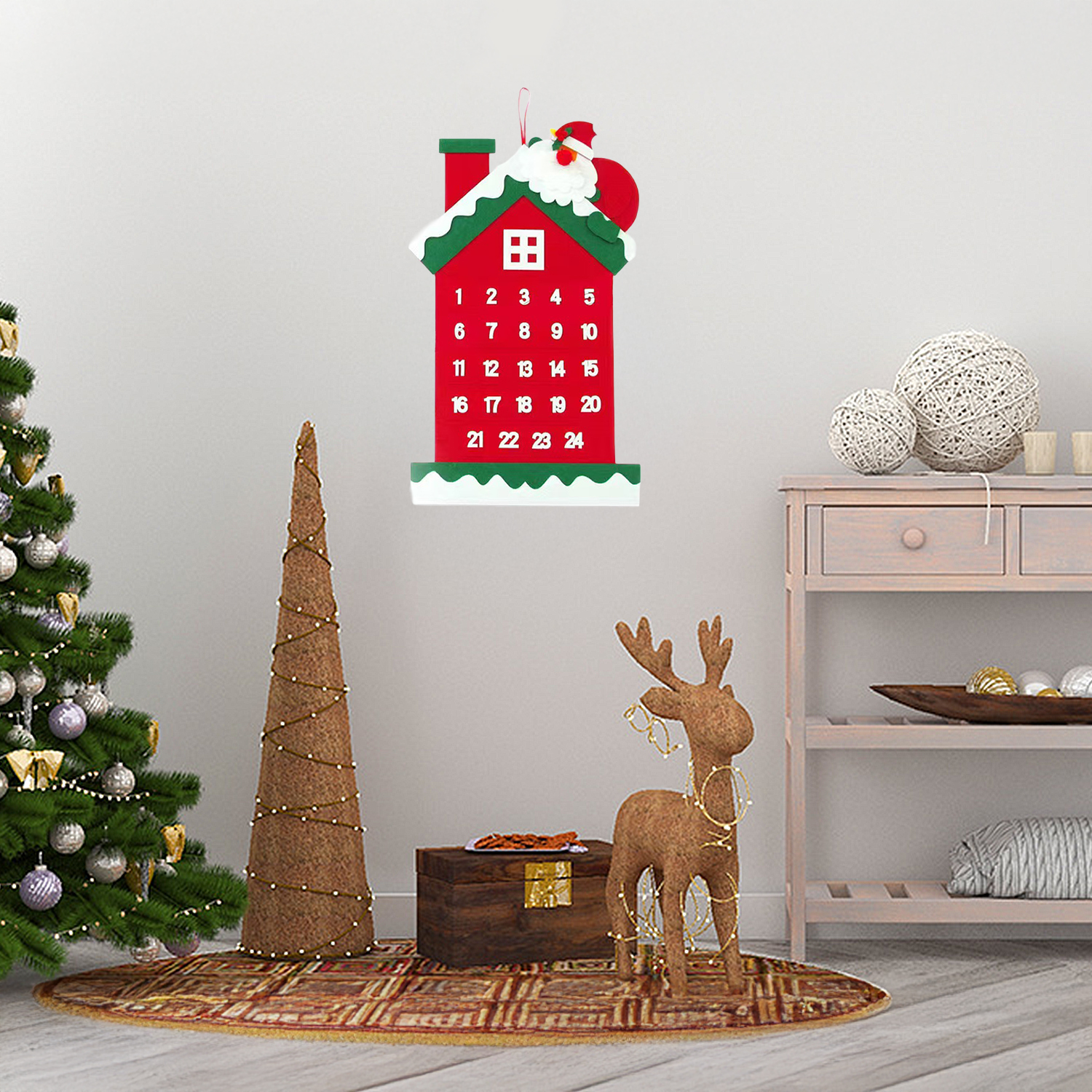 Festliche Szene mit rotem Haus-Adventskalender, Weihnachtsbaum, braunem Rentier und Holzkiste. Auf dem Boden liegt ein Teppich.