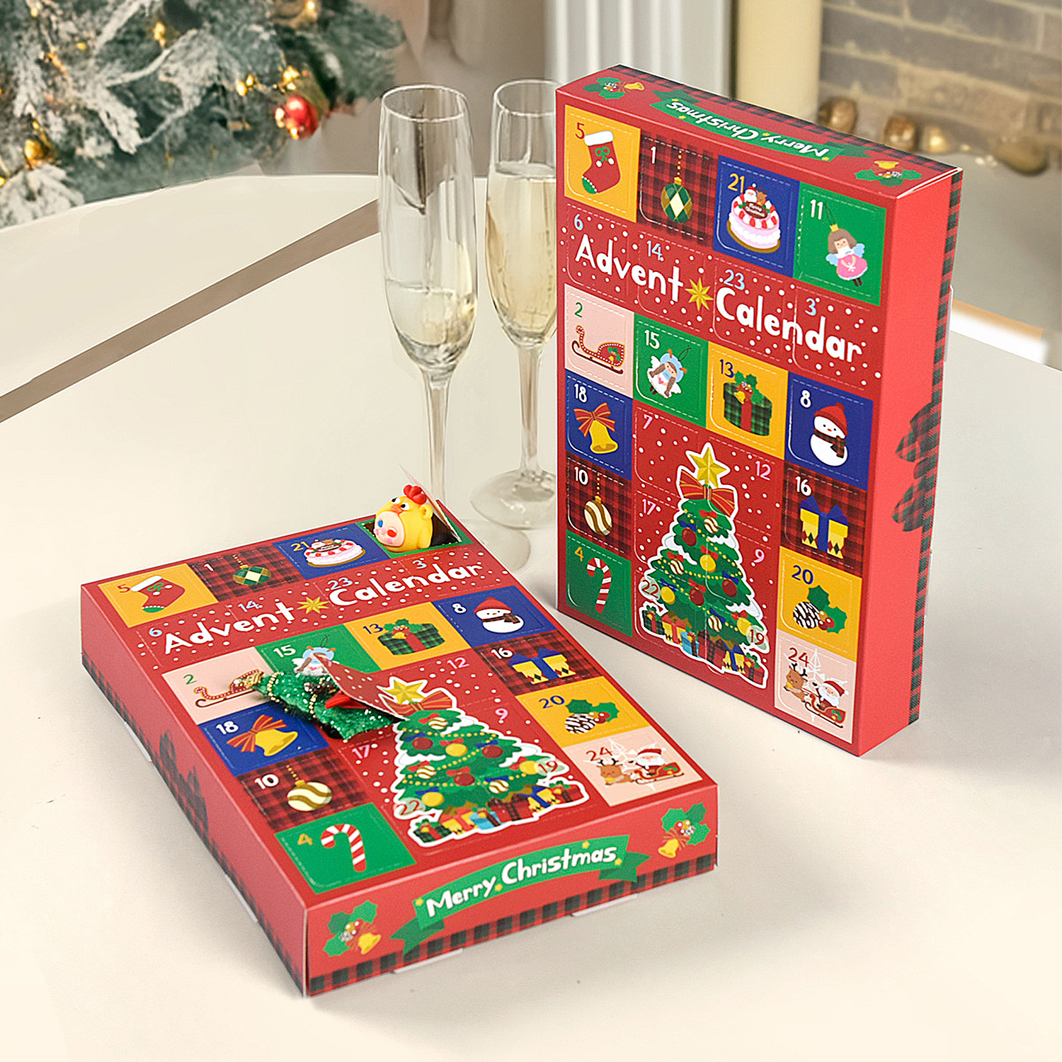 Zwei rote Adventskalender-Boxen mit Weihnachtsdekorationen und Sektgläsern. Eine Box ist geöffnet und zeigt die Zahlen.