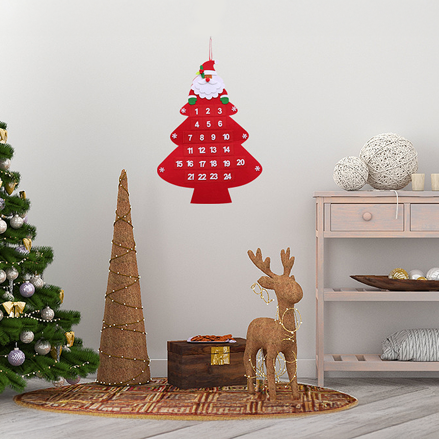 Festliche Szene mit Weihnachtsbaum, rotem Adventskalender, Rentier und Dekorationsartikeln. Der Raum hat einen Teppich.
