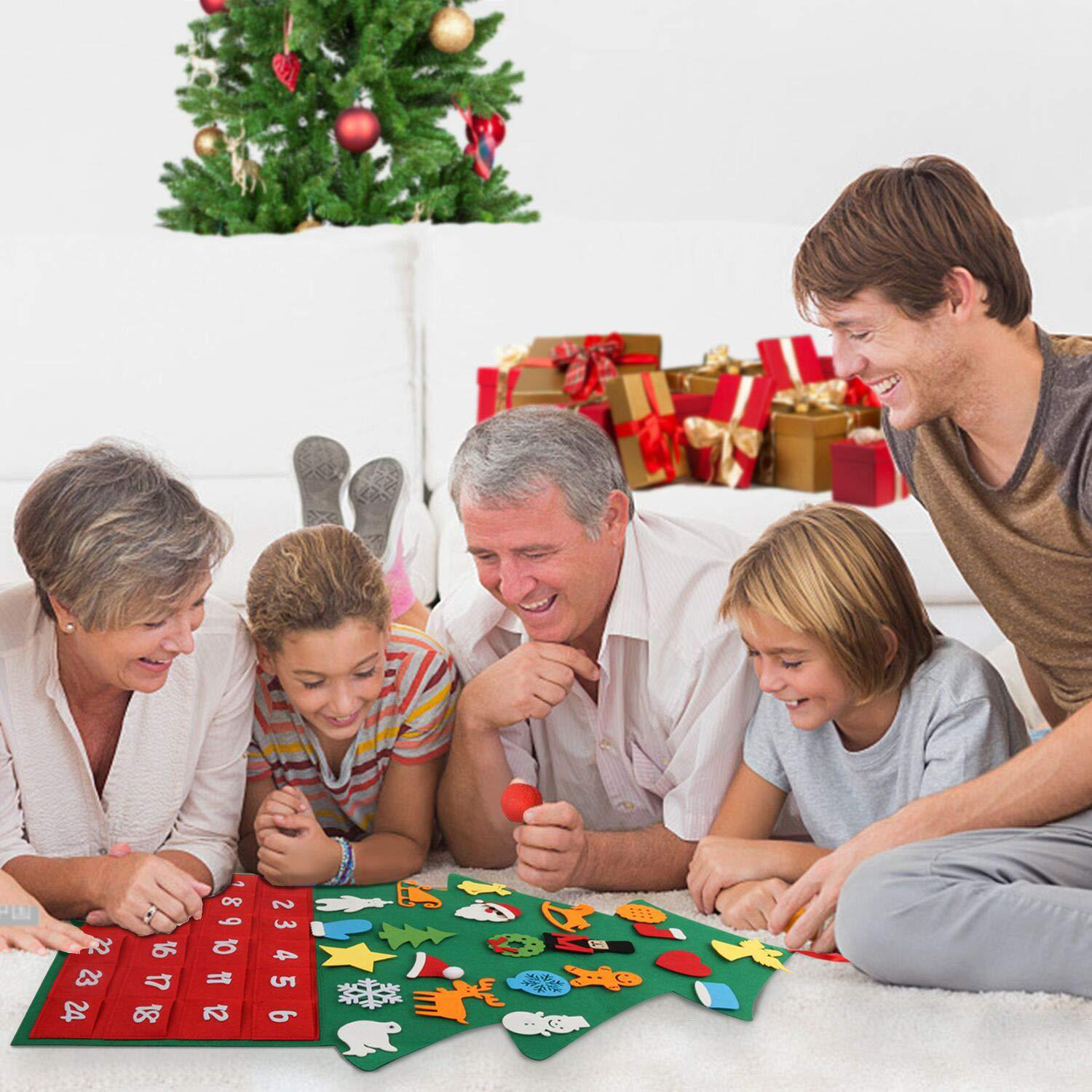 Eine Familie versammelt sich um einen Adventskalender aus Filz mit Dekorationen. Im Hintergrund steht ein geschmückter Baum.