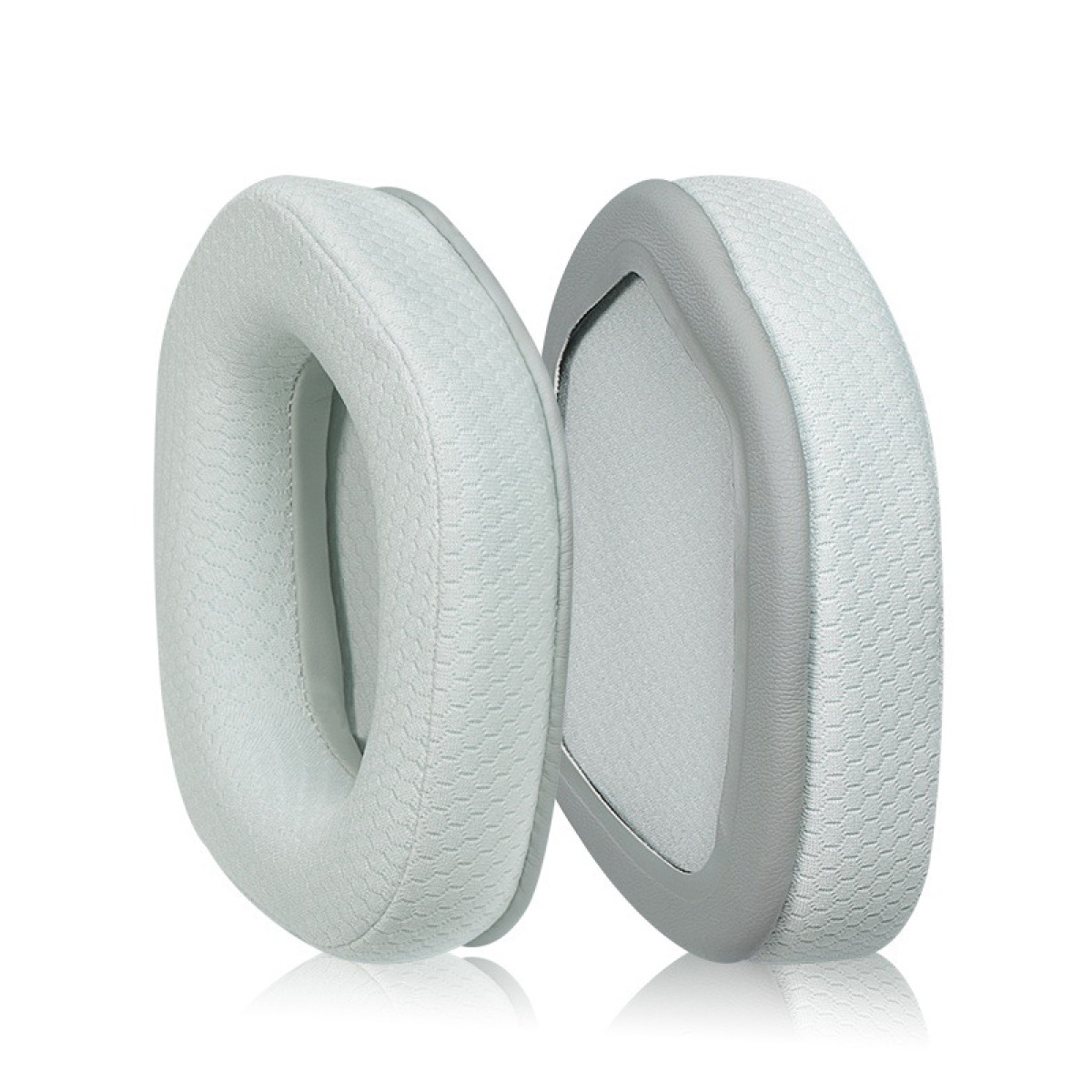 Due cuscinetti auricolari per cuffie grigi e bianchi sono mostrati su uno sfondo bianco. I cuscinetti sono di forma ovale e hanno una superficie strutturata.
