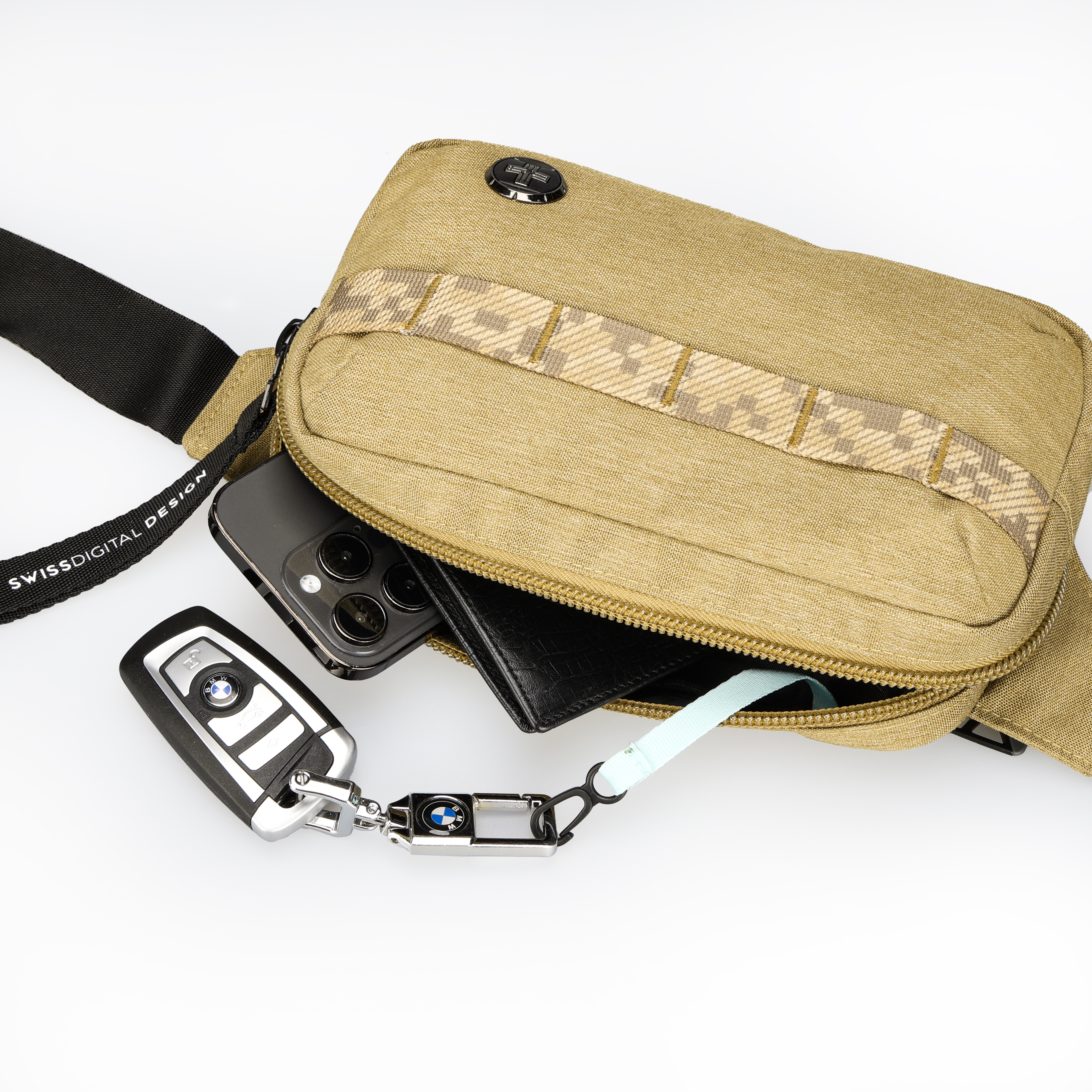 Borsa beige con telefono, portafoglio e chiavi dell'auto. Cinturino nero con testo. Sfondo bianco.