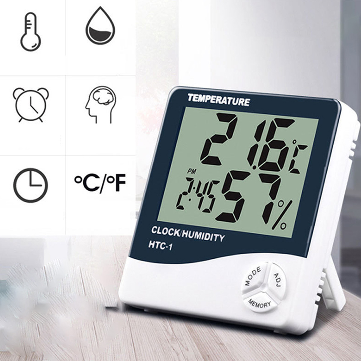 Eine weiße Digitaluhr zeigt Temperatur, Uhrzeit und Luftfeuchtigkeit an. Sie hat Tasten mit den Bezeichnungen 'Mode', 'Memory' und 'Adj.' Links sind Symbole.
