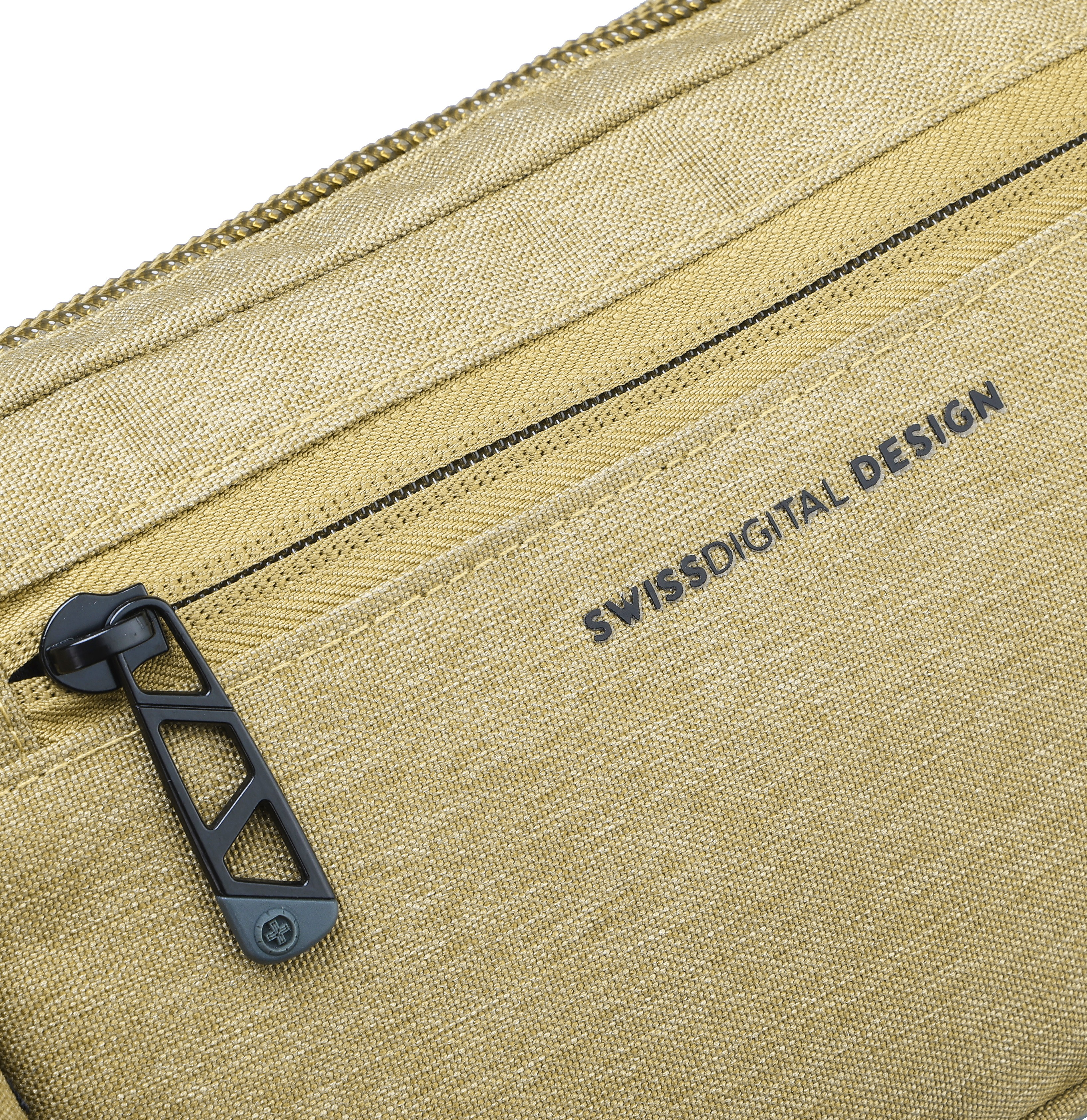 Primo piano di una borsa beige con cerniera e tiretto neri. Il testo "SWISSDIGITAL DESIGN" è visibile.