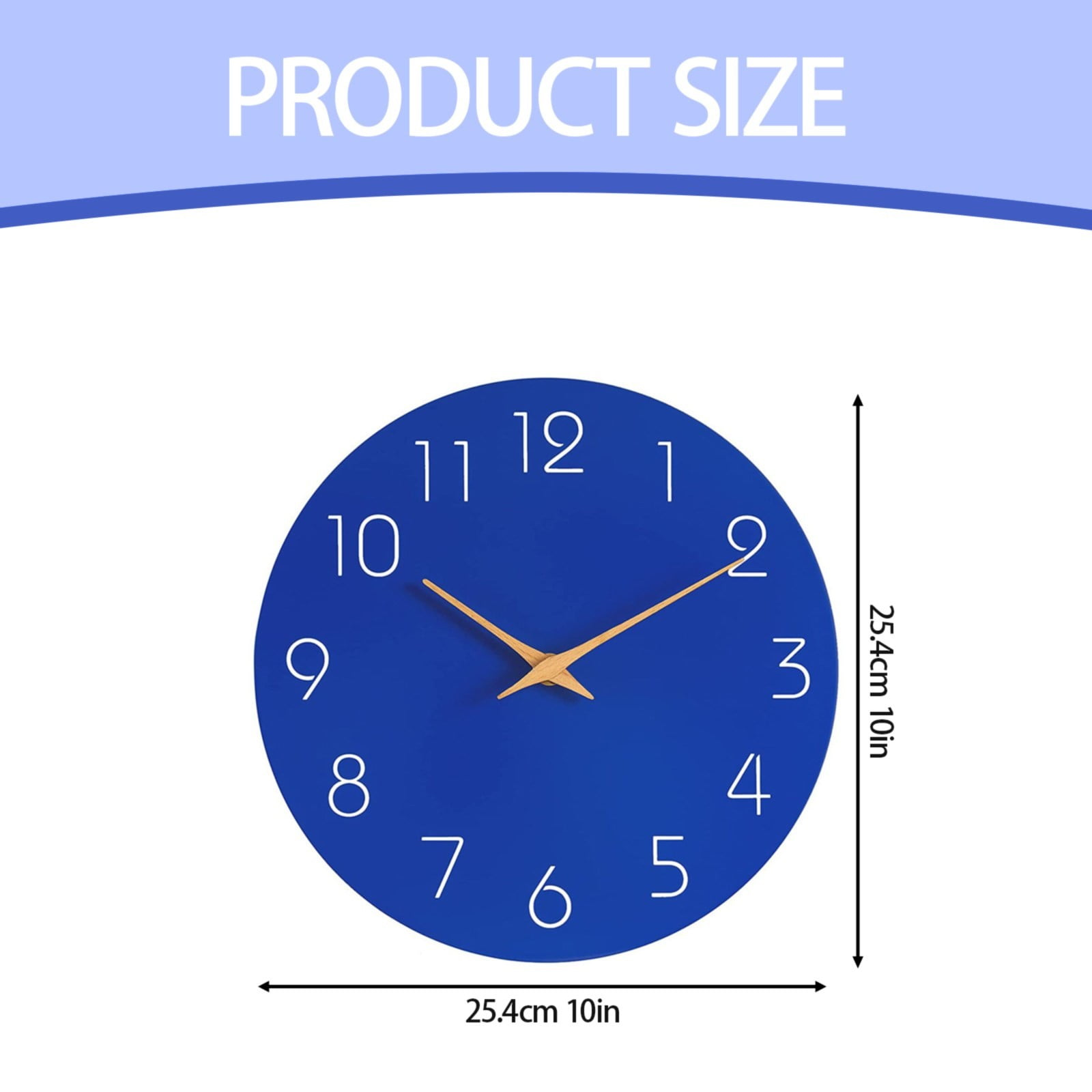 Eine blaue Wanduhr mit weißen Ziffern und goldenen Zeigern. Abmessungen sind 25,4 cm x 25,4 cm.