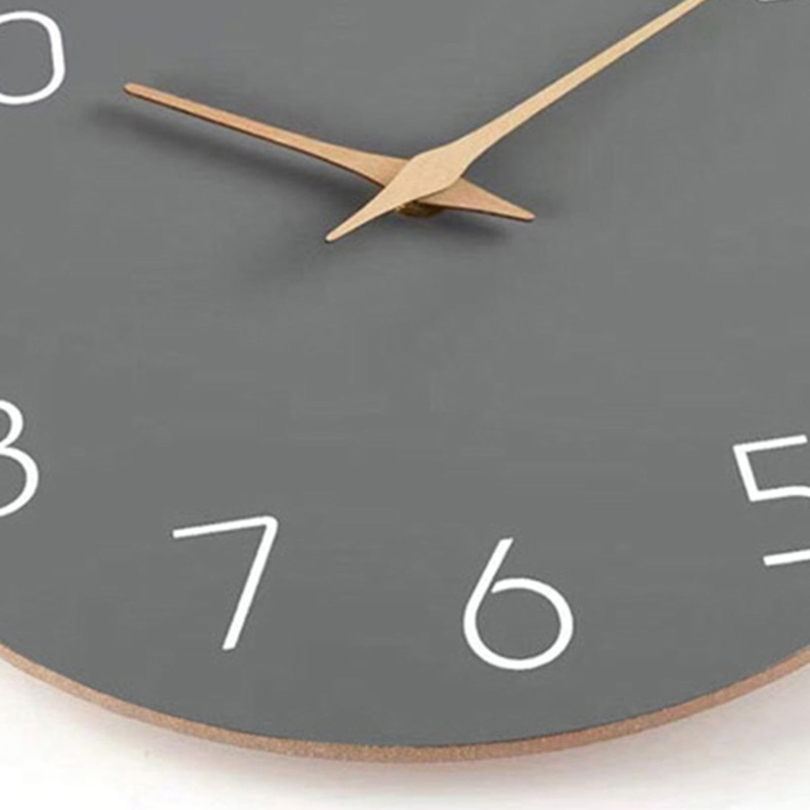 Ein graues Zifferblatt mit weißen Zahlen. Es hat Holzzeiger, die die Zeit anzeigen. Der Rand der Uhr ist aus Holz.