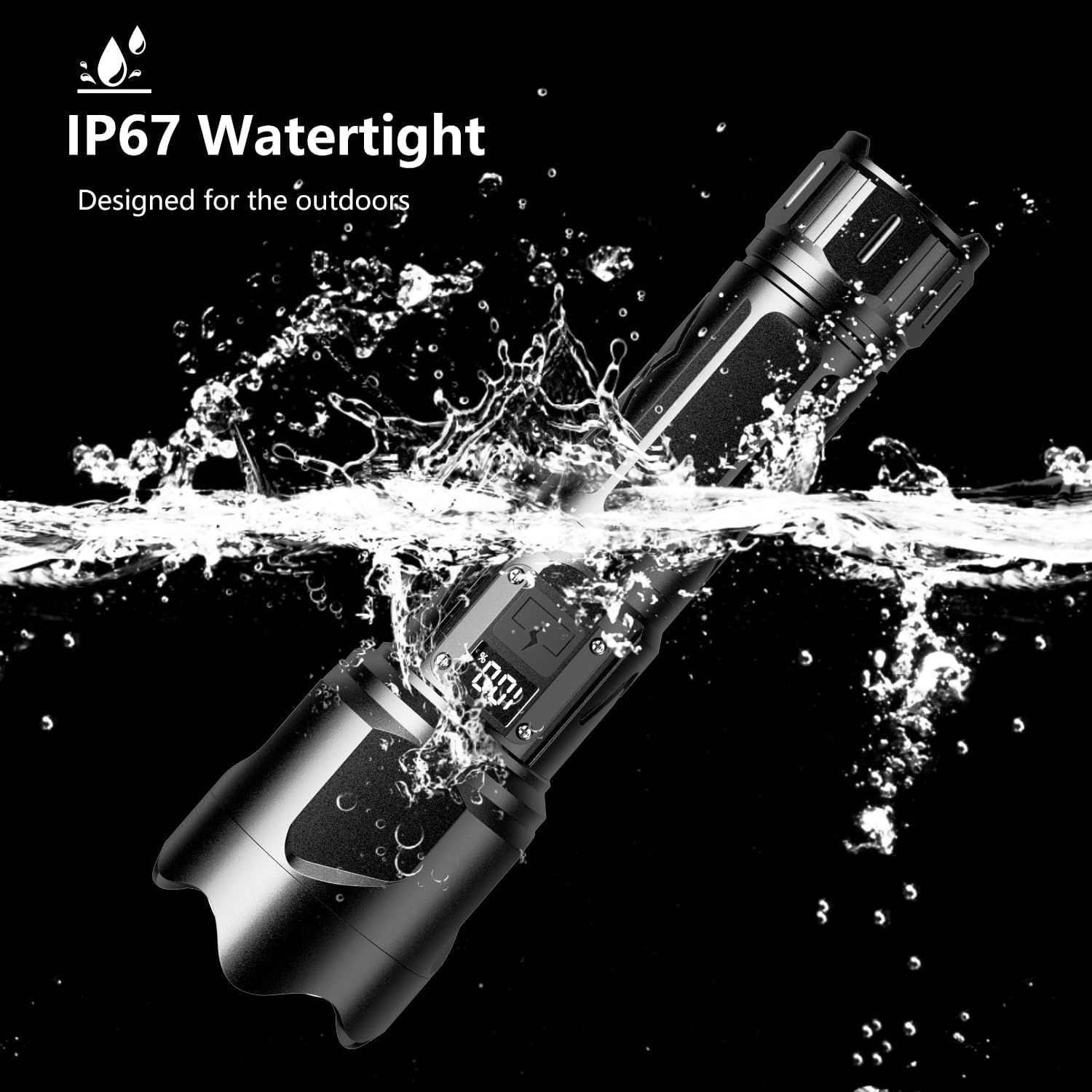 Eine schwarze Taschenlampe, die in Wasser getaucht ist, mit spritzendem Wasser. Der Text 'IP67 Wasserdicht' steht darüber, 'Entworfen für den Außenbereich' darunter.
