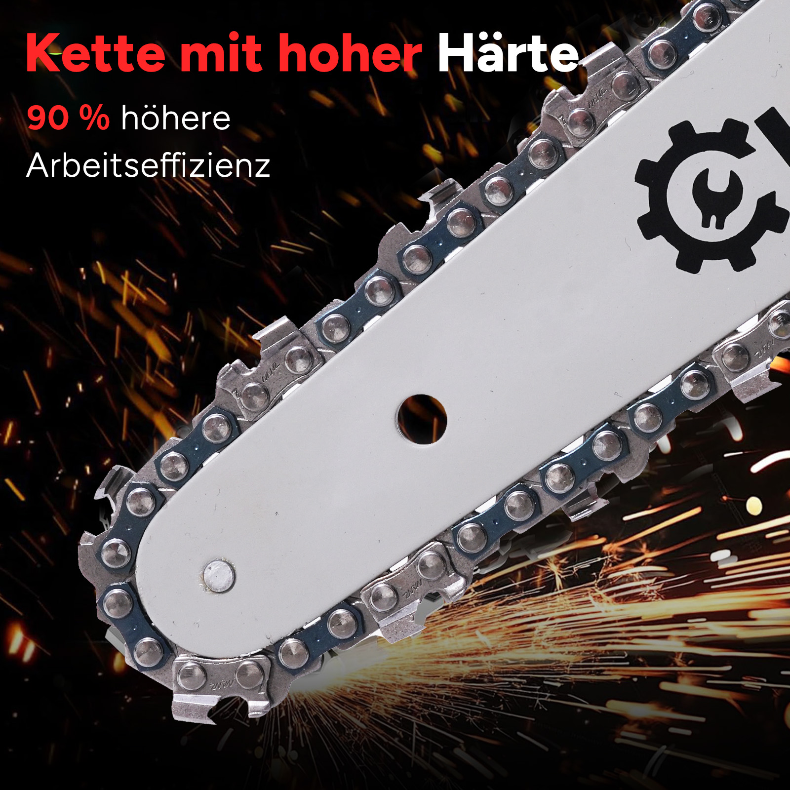 Nahaufnahme einer Kettensägenklinge mit Kette. Die Klinge ist weiß, die Kette silber und dunkelblau. Funken fliegen im Hintergrund.