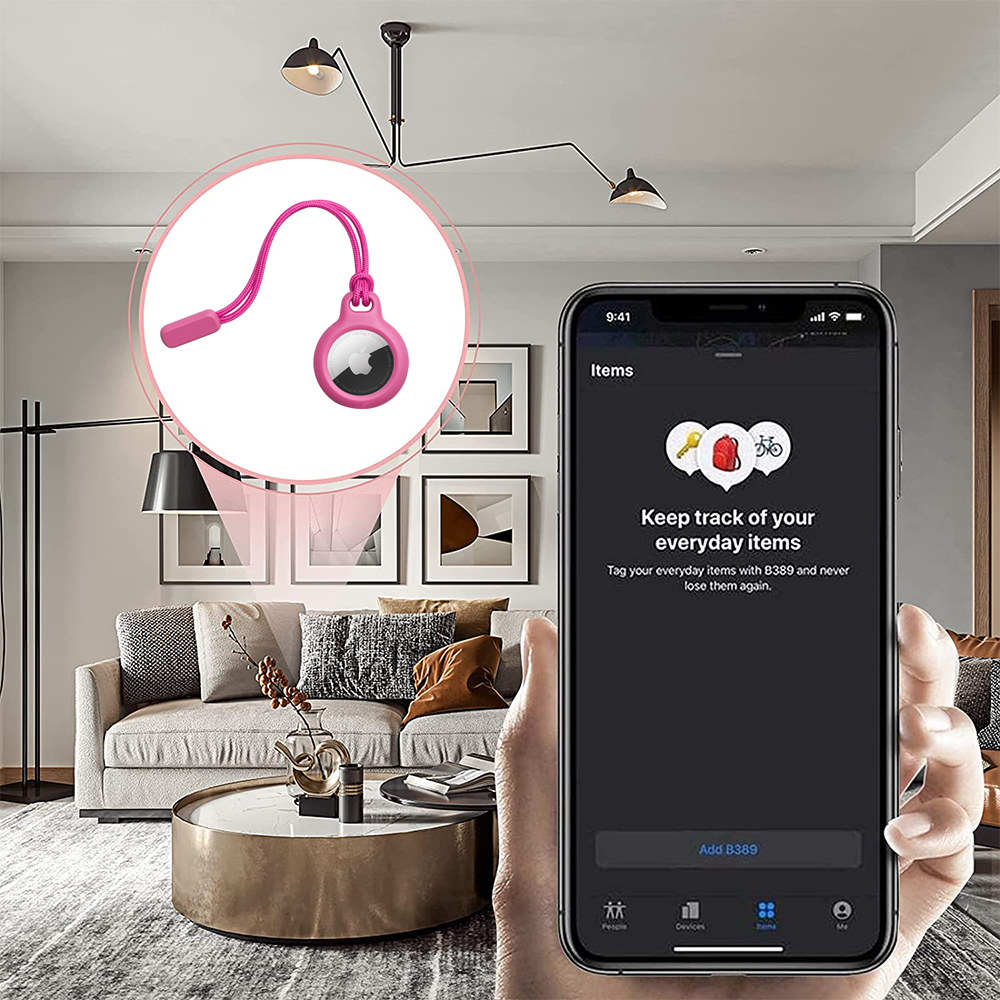 Eine Hand hält ein Telefon, das eine App zur Artikelverfolgung anzeigt. Der Einsatz zeigt einen rosa Tracker. Wohnzimmer im Hintergrund.