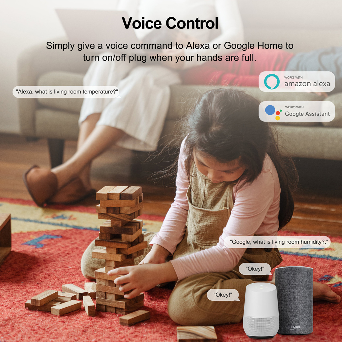Ein Mädchen spielt Jenga auf einem roten Teppich. Smarte Lautsprecher und Textblasen zeigen Sprachsteuerung mit Alexa und Google Assistant.