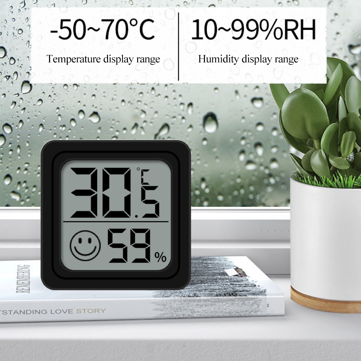 Ein digitales Thermometer zeigt 30,5°C und 59% Luftfeuchtigkeit an. Eine Pflanze steht auf einer Fensterbank. Buchtext: Remembering, Standing Love Story.