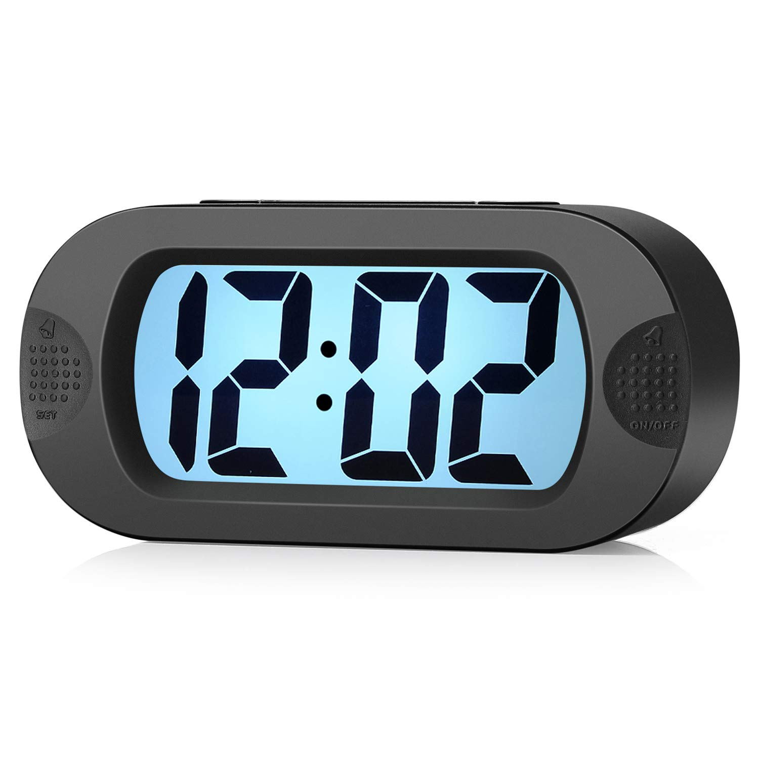 Una sveglia digitale mostra le 12:02 su uno schermo blu. Ha una cornice nera a forma ovale con pulsanti per le impostazioni e l'accensione/spegnimento.