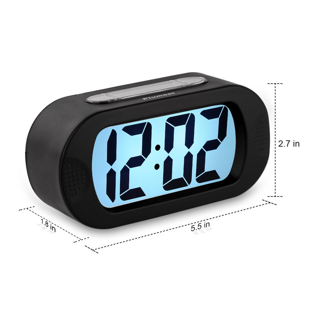 Sveglia digitale nera che mostra le 12:02. Dimensioni: 5,5 pollici di lunghezza, 2,7 pollici di altezza e 1,8 pollici di larghezza.