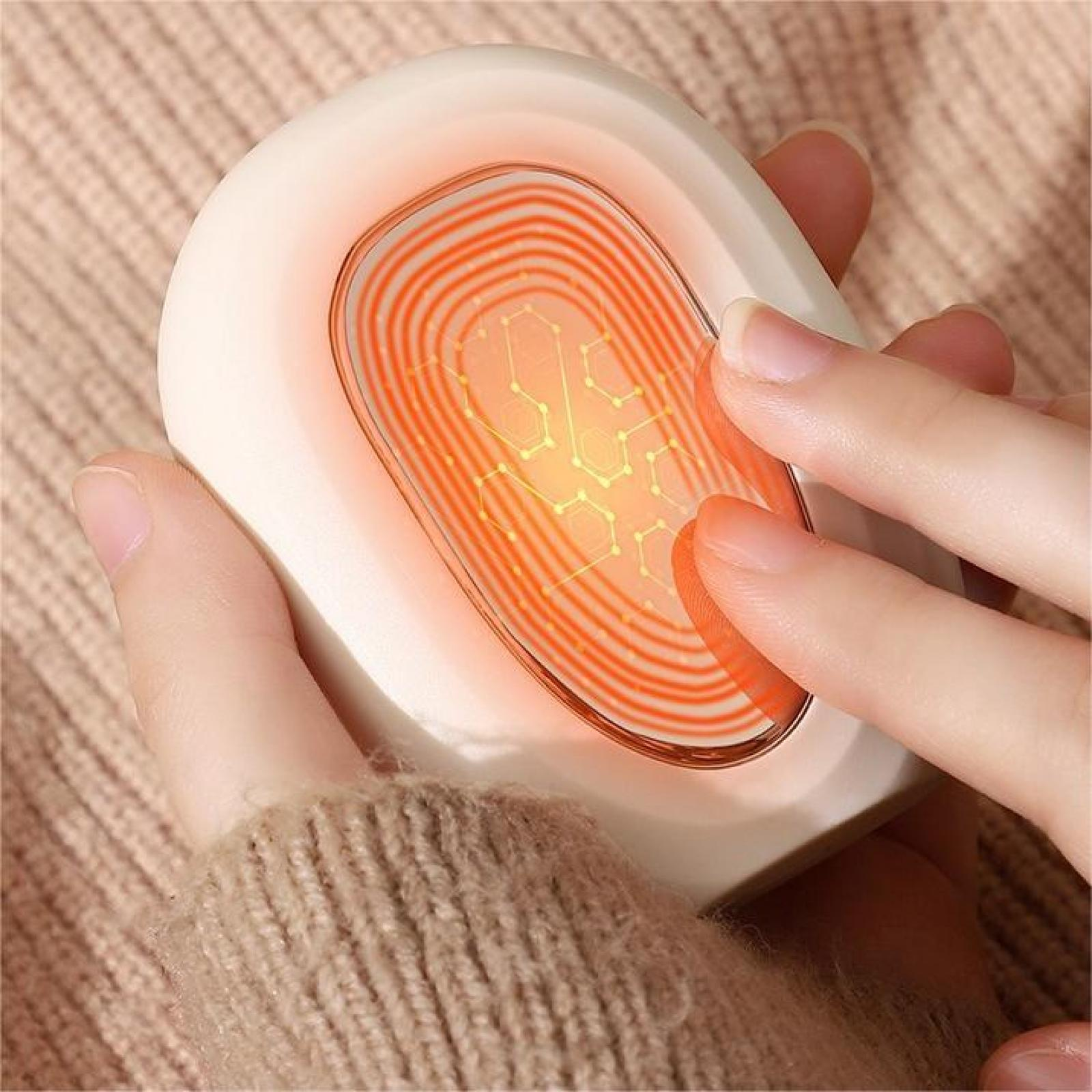 Eine Hand hält einen weißen, ovalen Handwärmer mit einem orangefarbenen, leuchtenden Heizelement.