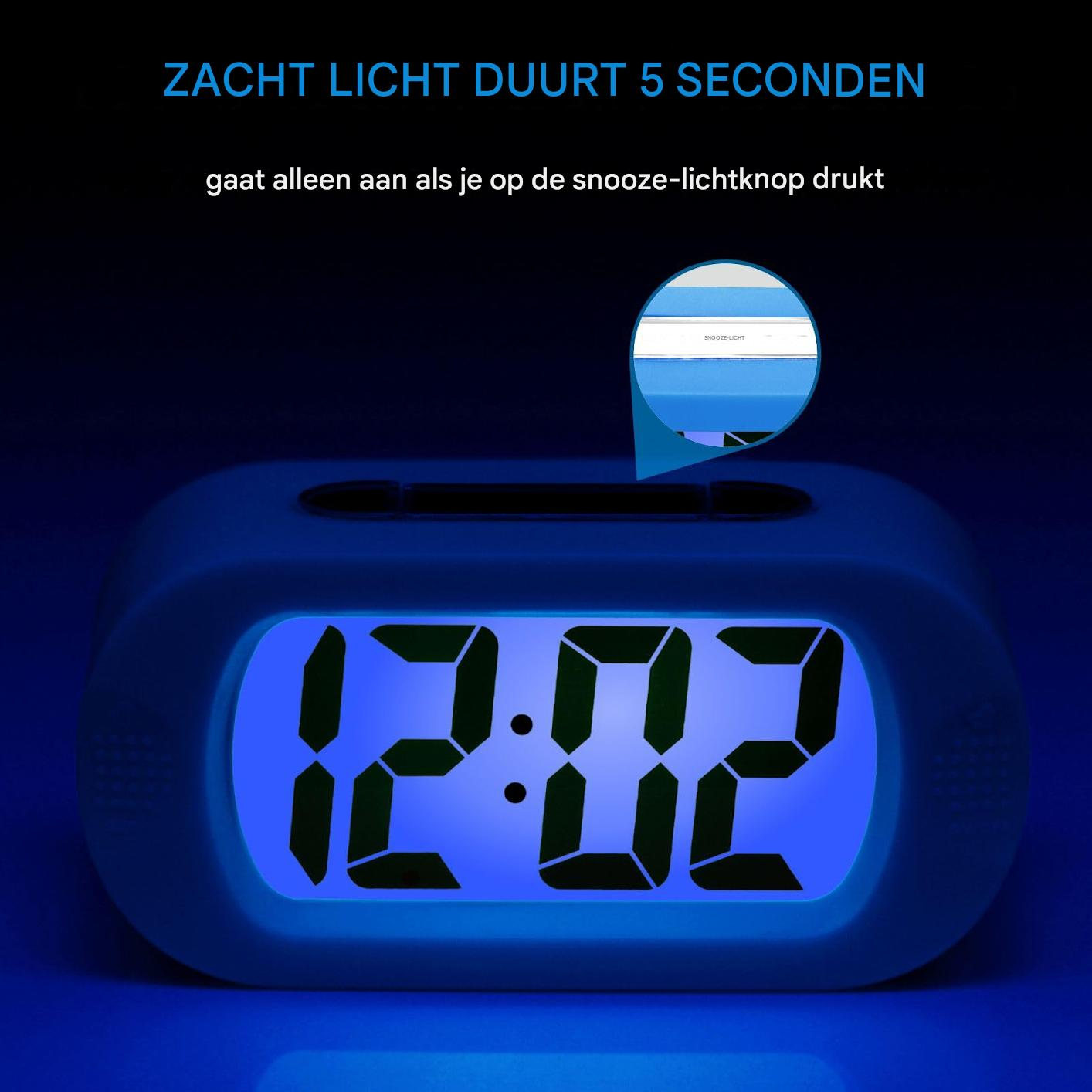 Un orologio digitale blu mostra le 12:02. Il testo in alto dice 'La luce soffusa dura 5 secondi'. Un pulsante è evidenziato.