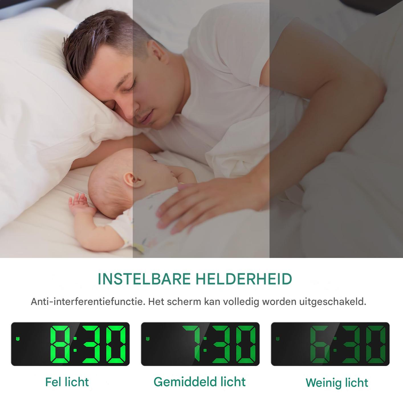 Ein Mann und ein Baby schlafen im Bett. Darunter zeigen drei Digitaluhren Zeiten mit einstellbaren Helligkeitseinstellungen.