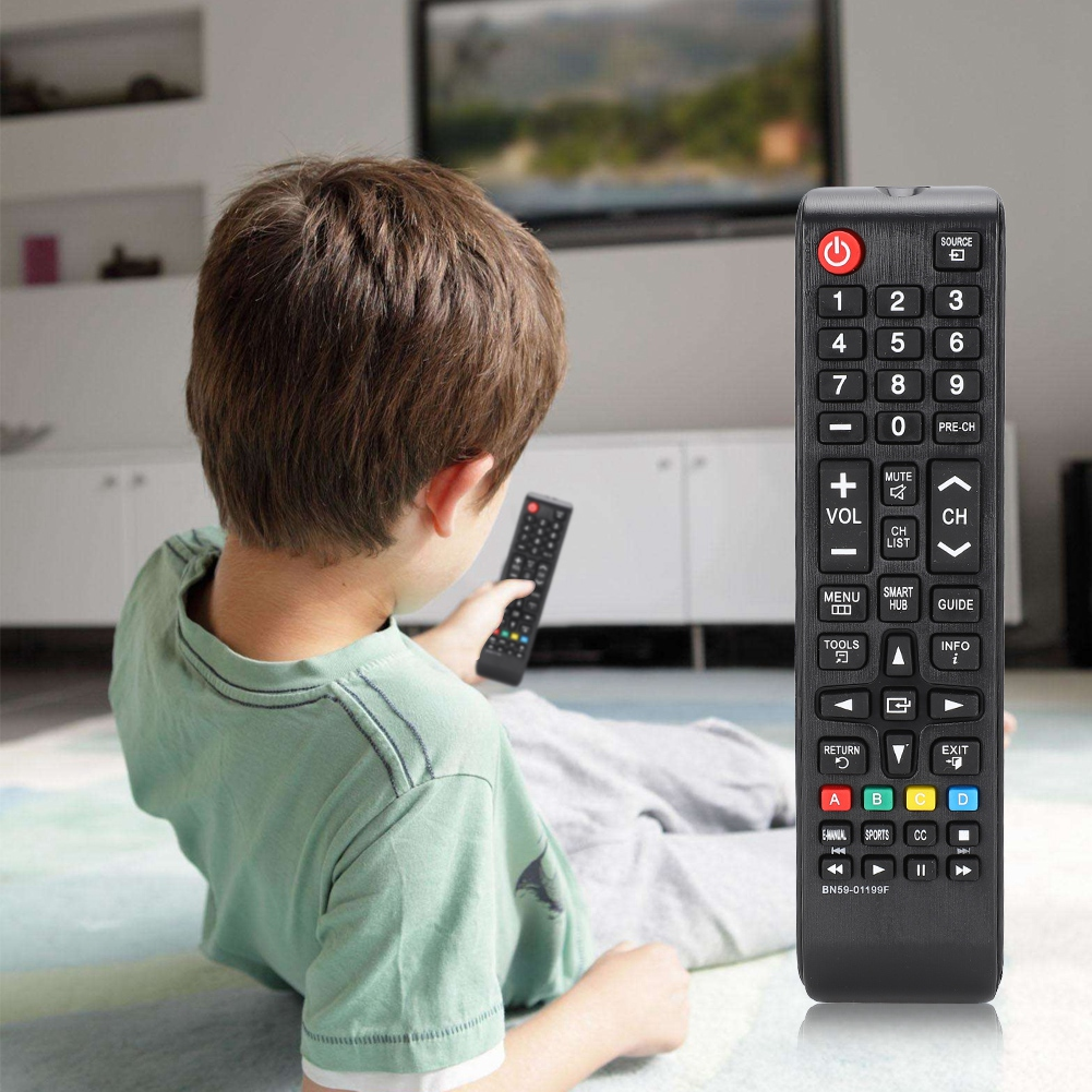 Ein Kind hält eine TV-Fernbedienung und blickt auf einen Fernseher. Eine weitere Fernbedienung ist im Vordergrund. Hintergrund ist ein Schrank.
