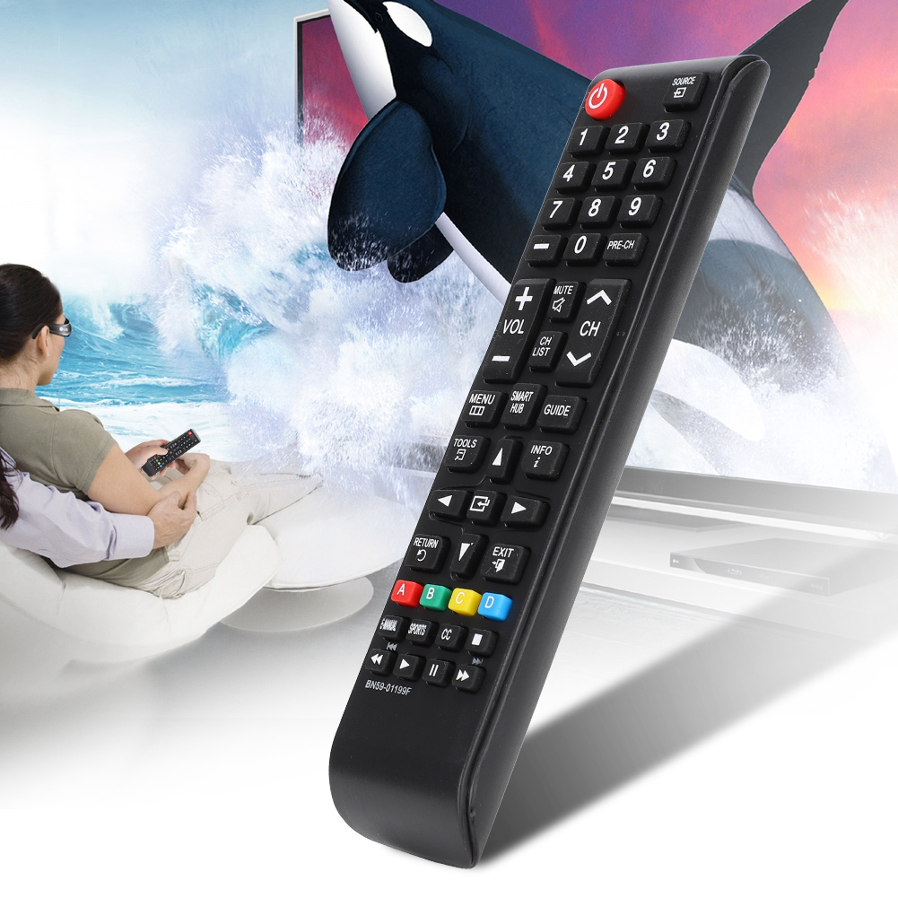 Eine Fernbedienung steht im Mittelpunkt, im Hintergrund ein Fernseher mit einem Orca, der aus dem Wasser springt. Eine Frau schaut fern.