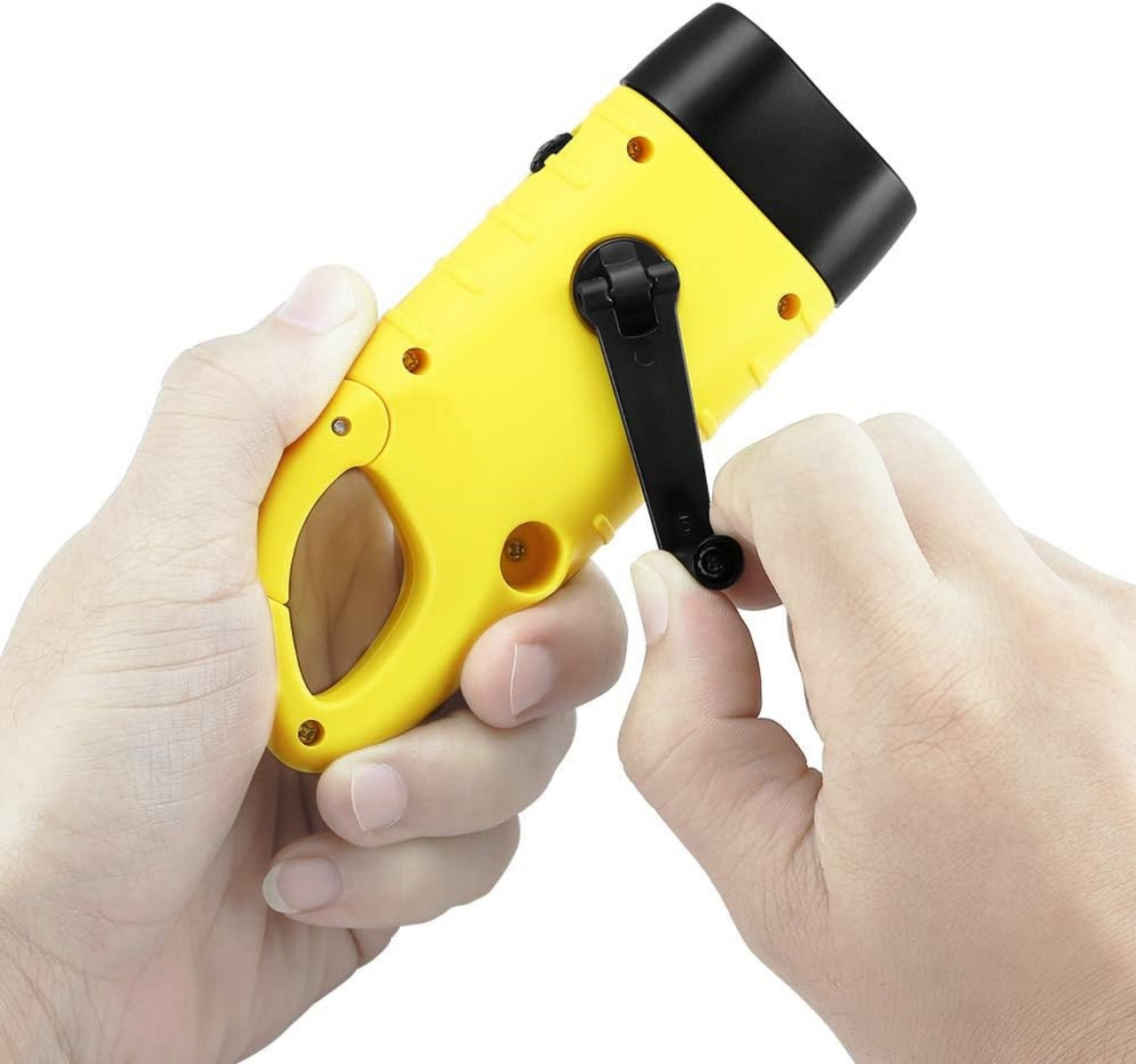Eine gelbe Handkurbel-Taschenlampe wird von zwei Händen gehalten. Die Kurbel ist schwarz. Die Taschenlampe hat einen schwarzen Deckel.