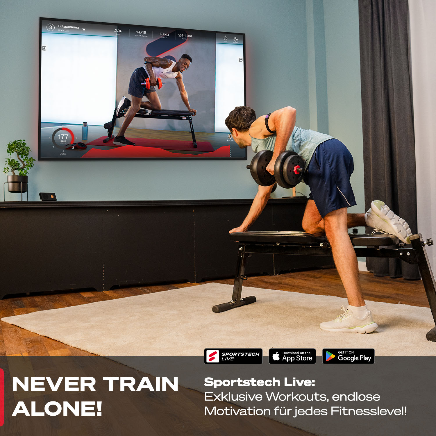 Mann hebt Gewichte auf einer Bank. Ein Bildschirm zeigt Training. Text: TRAINIEREN SIE NIEMALS ALLEIN! Sportstech Live, Download im App Store und Google Play.