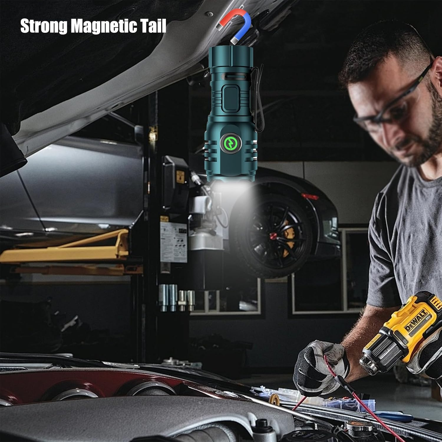 Ein Mann mit Brille arbeitet an einem Automotor und benutzt ein gelbes Werkzeug. Eine grüne Taschenlampe ist magnetisch am Auto befestigt.