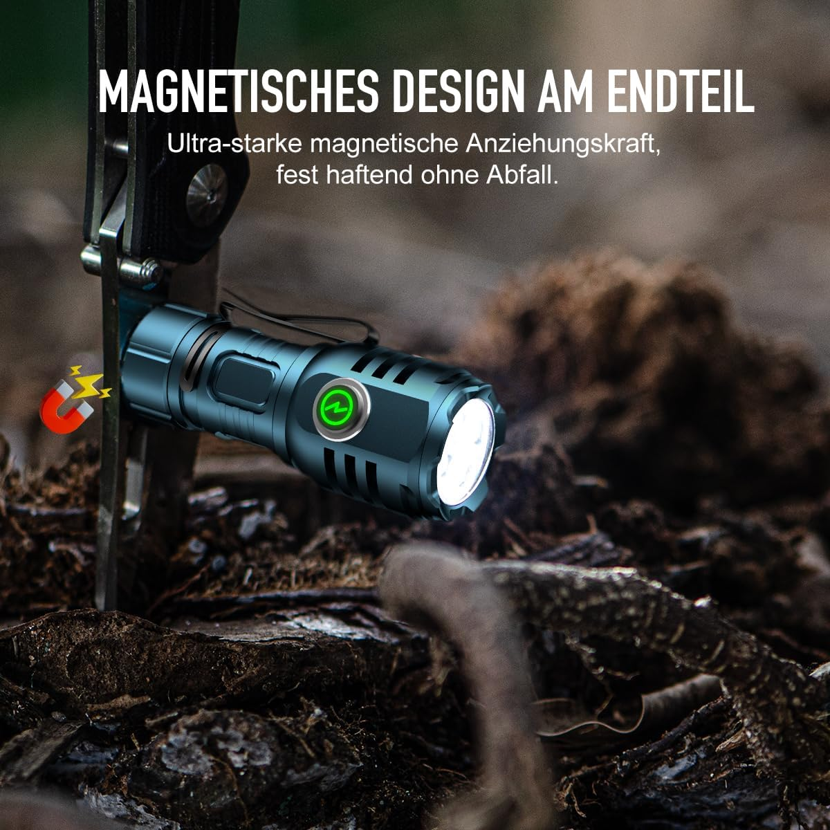 Eine türkisgrüne Taschenlampe wird magnetisch an einem Metallobjekt befestigt. Die Taschenlampe ist eingeschaltet und beleuchtet die dunkle Umgebung.