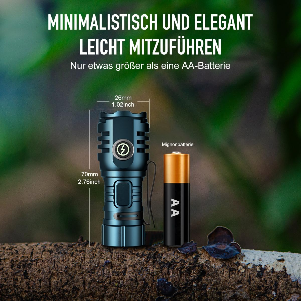 Eine teal-farbene Taschenlampe und eine AA-Batterie sind auf einer Holzoberfläche abgebildet. Text sagt 'minimalistisch und elegant'.