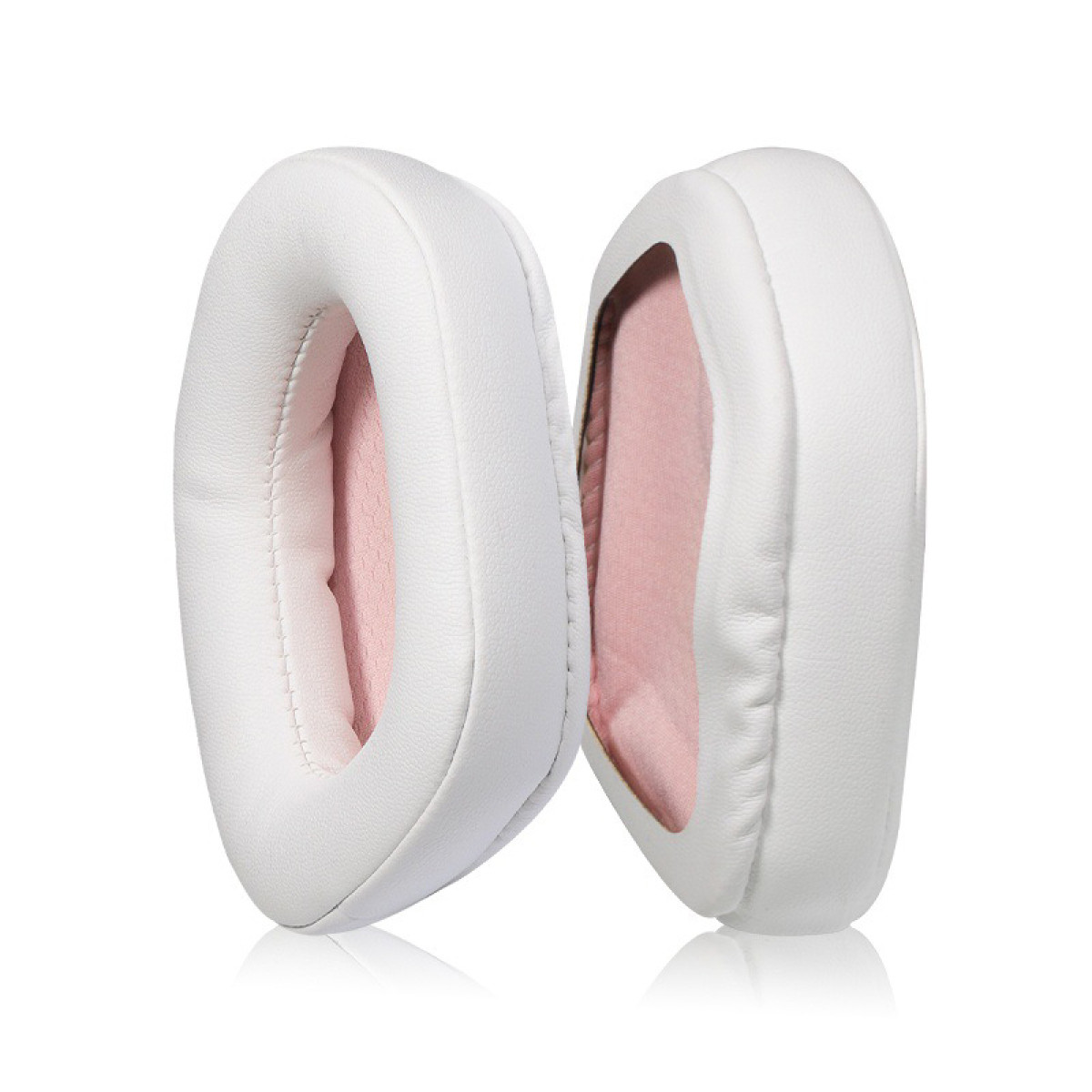 Due cuscinetti bianchi con tessuto interno rosa, isolati su sfondo bianco. I cuscinetti sono per le cuffie.