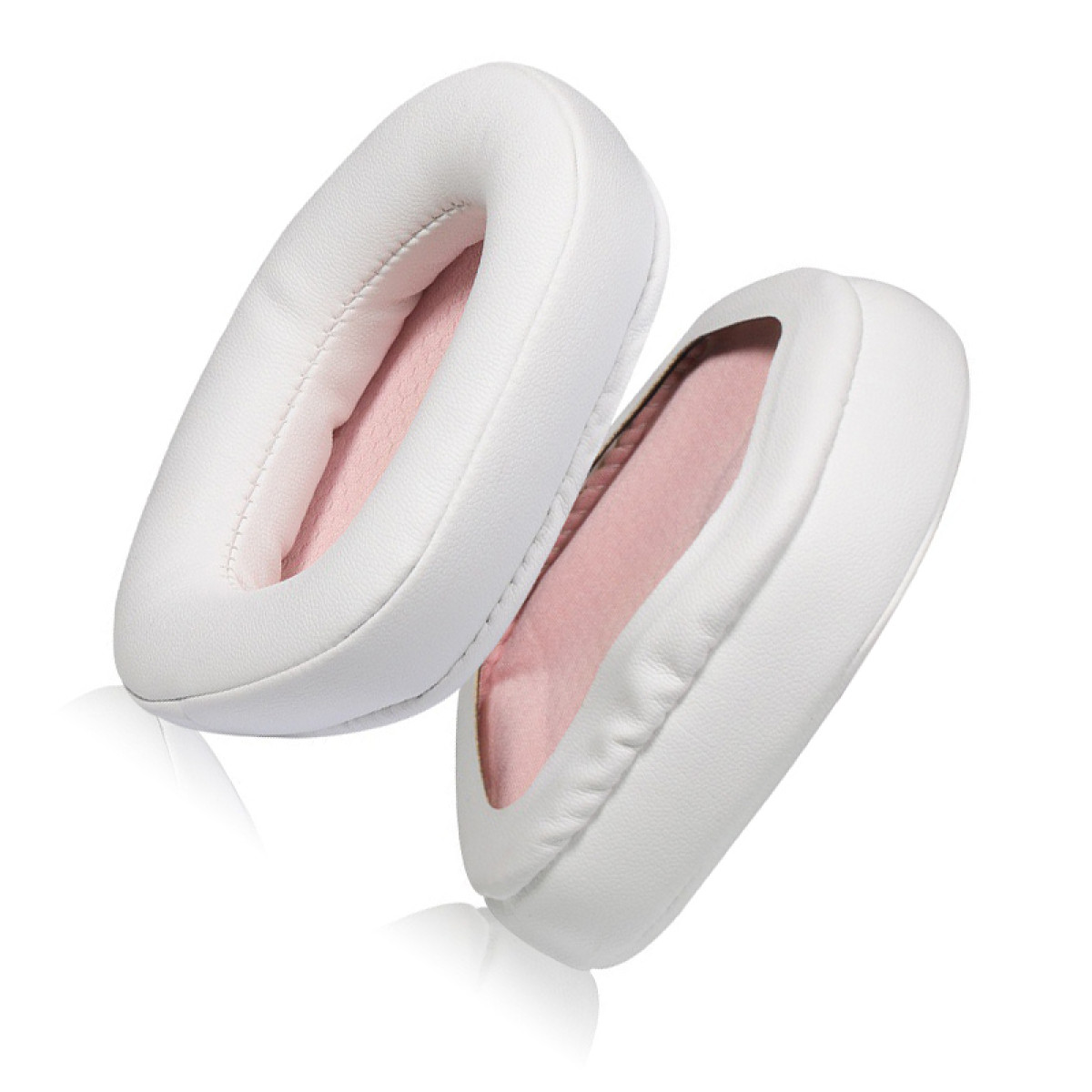 Due cuscinetti auricolari bianchi per cuffie con interni rosa sono visualizzati su sfondo bianco.